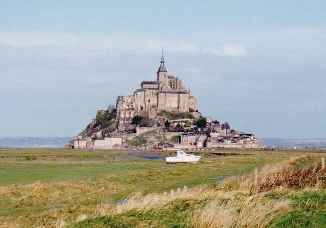 北フランス2001 正月家族旅行<br />今回の旅行は大変楽しく、毎年ヨーロッパへ行くきっかけになる。<br />1/1　成田発、パリ着<br />1/2　パリ発、オルレアン、トゥール着<br />　　　アンボワーズ城、シャンボール城<br />1/3　モンサンミシェル、サンマロ着<br />1/4　サンマロ、オンフルール、ルーアン、パリ着<br />1/5　デズニーランド、ルーブル美術館<br />1/6　ベルサイユ宮殿、エッフェル塔<br />1/7　パリ発<br />1/8　成田着<br /><br />正月家族旅行シリーズ<br />2001年フランス　モンサンミッショル・サンマロ・オンフール等<br />2002年ドイツ　ハイデルベルク・ローデンブルク等<br />2003年イタリア　バチカン・アルベルベッロ・ポンペイ等<br />2004年フランス　ニース・モナコ・モズ等<br />2005年イギリス　コッツウォールズ地方<br />2006年スペイン　グラナダ・バルセロナ等<br />2007年オーストリア　ウイーン・ザルツブルク等<br />2008年イタリア　ミラノ・ヴェローナ・ベネチア・フィレンチェ・ピサ・ローマ・バチカン