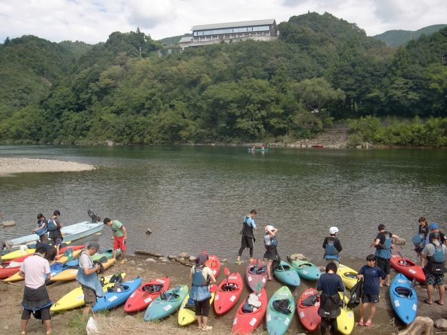 5年前の旅になりますが、参考までにupしておきます<br /><br />四万十川の清流でカヌーをしてみたくて、高知で開催された大学の同級会の後で立ち寄りました。カヌー館にネット予約していたカヌー・ツーリング体験で半日4kmだけでしたが、気持ちの良いツーリングができました。<br /><br />夜はカヌー館の裏手の少し上にあるバンガローに素泊まり。近くのホテル星羅四万十の温泉に行ってから、橋を渡った所にある居酒屋やまの台所「みん家」で夕食を取りました。天然の鮎の塩焼きや、つがに塩ゆで、川海老の唐揚げなど地場産のものを美味しくいただきました。<br /><br />翌日朝もホテルの温泉へ行った後、カヌー館でモーニングセットを食べて、江川崎駅からホビートレインで高知乗り換えで大歩危に移動。遊覧船で素晴らしい溪谷の風景を楽しみました。かずら橋はアクセスが悪いのでタクシーで向かいましたが、橋を渡るには1時間半待ちだったので断念しました。今なら、外国人もいませんし、すいてるでしょうね。