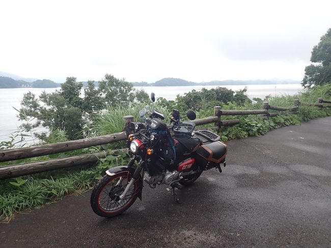 午前中は雨脚は弱いものの雨がしとしと降り続きました。<br />天気予報ではそろそろ晴れて午後は晴天の予定です。<br />昼近くにもう降りそうにないのでツーリングに出かけました。<br />檜原湖を周遊するつもりで半分過ぎたあたりから雲行きが悪くなり雨です・・<br />結構強くパンツまでびっしょり！！<br />周遊して半分過ぎると天気が良くなり道も乾いています。降ってないようです。<br />そのままレイクラインで秋元湖を周遊しました。<br />秋元湖でカヤックを出せるところを見つけ釣り船の整備をしていた人に許可をもらってからキャンプ場に戻りカヤックを積んで戻りました。<br />気持ち良いカヤックを漕ぎ進みましたが半分近くで風が強くなり、危険を感じるほどだったので早々に引き上げました。<br /><br />https://youtu.be/AbZEyMkOqvQ