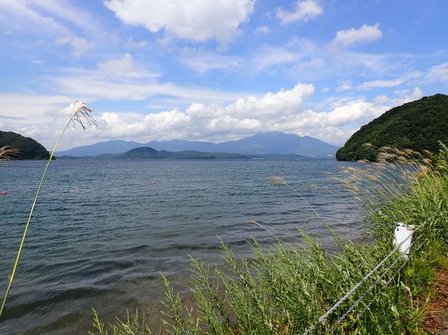 午前中早めにカヤックを終了しましたので「磐梯山ゴールドライン」を走行して猪苗代湖を周遊しました。<br />ゴールドラインは素晴らしいワインディングロードで走行を楽しむことができます。<br />稲苗代湖の周遊道路の半分以上は林道に分類される道です。アップダウンも結構ありますが通行する車両が少ない区間もあり、先日までの雨でぬれた落ち葉があるコーナーなどは慎重に通過しないと滑りそうです。<br />あまり良い道とは言えませんが所々湖畔を走るのが気持ち良いです。