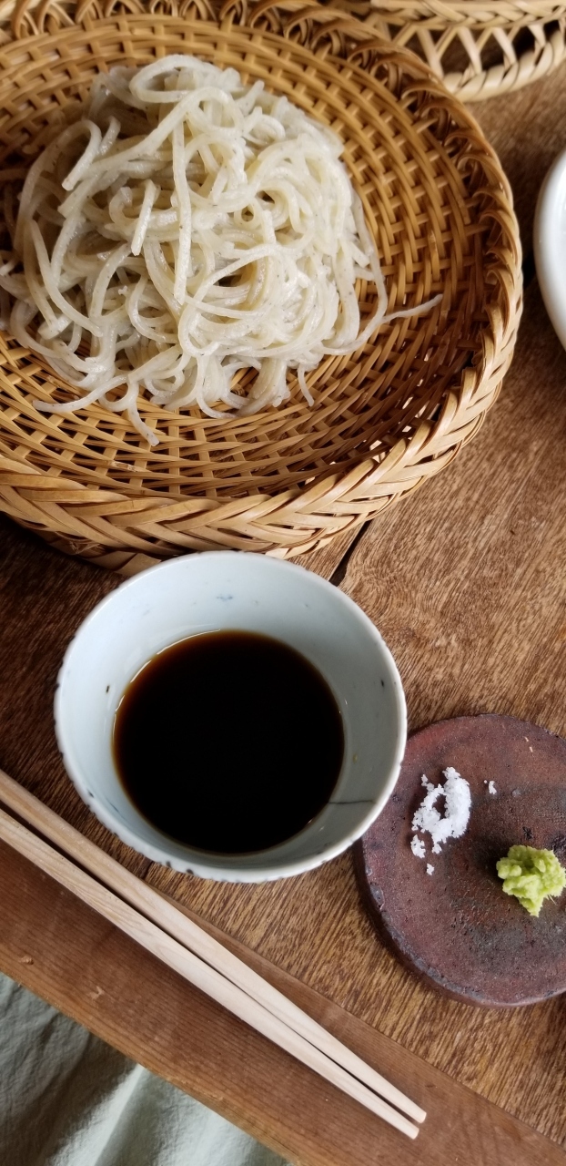 昔、大阪の谷町四丁目にあった美味しいお蕎麦屋さんが<br />なんとド田舎（失礼）の能勢に移転されていしまい<br />なかなか行けずにいましたが<br />コロナ禍の緊急事態宣言前に予約をして<br />それはそれは楽しみにしておりました<br />ある日そのお蕎麦屋さんから電話があり<br />緊急事態宣言に付きしばらくお休みしますと・・・<br /><br />他にも色々キャンセル等があり<br />しばらく落ち込んでおりましたが<br />やっと再開されたとの情報を得て<br />予約をお願いして訪問させて頂きました<br /><br />大阪市内在住の人間にとって<br />能勢はかなり遠方と言うイメージでしたが<br />行ってみると案外アクセスが良くて<br />身近な所だなと新しい発見でした(^^♪<br />