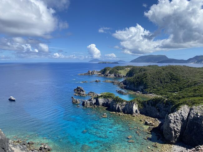 海外旅行に出かけられない2020年。<br />離島めぐりと温泉めぐりを楽しむことにした。<br /><br />8月の終わり。<br />東海汽船の株主優待を入手し、2泊3日で式根島、新島、伊豆大島を訪ねた。<br /><br />式根島<br />日帰りで温泉巡り<br /><br />新島<br />1泊してちょこっと観光と間々下温泉