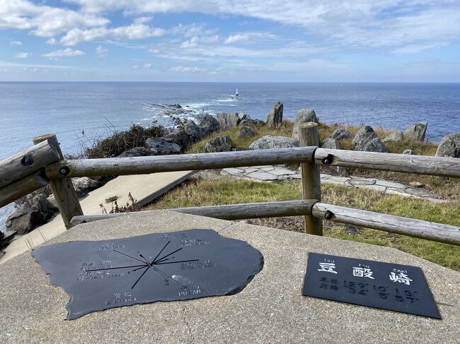 海外旅行に出かけられない2020年。<br />離島めぐりと温泉めぐりを楽しむことにした。<br /><br />9月2週目はユナイテッド航空特典航空券を使って3日間で対馬と壱岐の島旅。<br />ANAで往路は羽田から長崎経由対馬行き、復路は壱岐発長崎経由羽田行きをそれぞれ片道5,500マイルで発券。<br />宿は壱岐行のジェットフォイルが出発する厳原港の近くにとった。<br /><br />対馬は日本10位の大きさのためサイクリングは断念してレンタカー。<br />島の90%が300-500メートルの山地で街灯がない山道が多い。初日の午後と翌日の午前中の実質1日でとこまで回れるか。上対馬と南部に分けて攻めることにした。<br />狭い山道、カーブ、トンネルが多く、ハードル高めのドライブだった。<br /><br />対馬の宿 西山寺<br />厳原港の近くにある宿坊