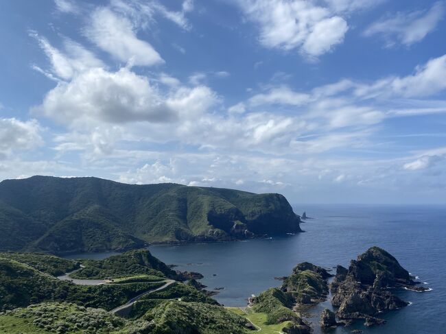 海外旅行に出かけられない2020年。<br />離島めぐりと温泉めぐりを楽しむことにした。<br /><br />9月1週目は島根の隠岐諸島へ。<br />お目当ては西の島にあるジオパーク国賀海岸ハイキング。<br />台風が接近していたものの、ぎりぎり天気はもってくれて素晴らしい景色を堪能することができた。夏のハイキングはとにかく暑かった!<br /><br />隠岐情報<br />https://www.e-oki.net/<br /><br />『おき得乗船券』<br />隠岐の島1泊し観光体験(レンタサイクルなど)1つ以上で、フェリー復路の乗車券が無料となる。期間が1/8~2/28まで延長されている。<br />https://www.oki-kisen.co.jp/emergency/420