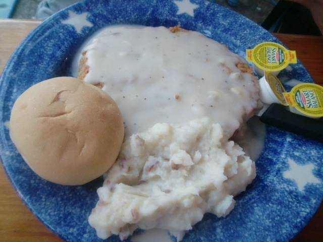 テキサスの名物料理のチキンフライドステーキを食べる事ができるお店に行きました。チキンという名前がついていますがフライドチキンみたいな揚げ方をしてるだけで、100%ビーフのパテです。強いて言えば日本のメンチカツに近い食べ物。薄いビーフパテに衣がついて揚げてあり、胡椒の聞いたグレービーソースでいただきます。がっつり食べたい男子は大好きな味です。最近ではアメリカ中のレストランで見つけることができる料理で、メニューにある時は必ず注文します。