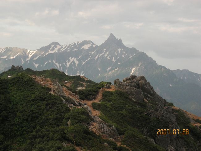 旅行記のネタ切れで、４トラ未掲載の北アルプス縦走を載せてみます。<br />実際は、２００７年７月２７日から２９日までの記録です。<br /><br />当時の写真は、パソコンに記録したのもあれば、そのまま写真屋さんで現像したりで、バックアップもしてないのもあって記録もあまりないのですが、DVDに記録されてたので起こしてみました。<br /><br />当時は仕事をしていたので、３日休みを取って出かけまし<br />中房温泉付近に車を停めて、燕岳登山口から北アルプス三大急登である合戦尾根を登って燕山荘宿泊、翌日表銀座である大天井岳経由で常念小屋に荷物を置いて常念岳山頂へ。<br />小屋宿泊で下山。<br />夫が常念小屋で休憩していると、今から山頂に登ると。<br />疲れてるのにえ～っと思いましたが、その選択が後から思えば素晴らしかったのです。<br /><br />デジカメで画像も荒いのですが、よろしかったらお付き合いください。<br /><br />燕岳アクセス<br />https://www.enzanso.co.jp/access