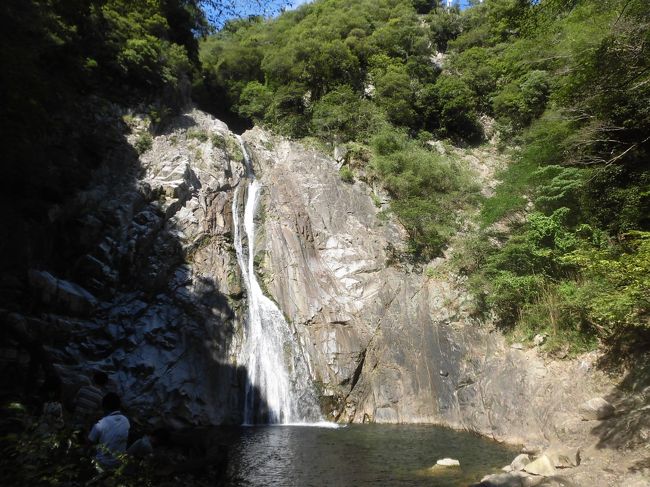 午前中にヨドコウ迎賓館でフランク・ロイド・ライトの建築美を堪能した後は、神戸三宮へ。<br />三宮をブラブラし昼食の後、北野異人館街を通り、背山散策路を抜け、布引の滝へ行ってきました。<br />前日の37度を超える酷暑ほどでは無いですが、この日も気温35度。とにかく暑かったです。<br />なにげに行ってみた布引の滝、日本の滝百選に選ばれているのも少し驚いたのですが、更に「日本三大神滝」の一つという驚愕。後で知ったのですが、和歌山の那智滝、日光の華厳滝とともに三大神滝とされているそうです。ってことで、知らずのうちに、日本三大神滝をコンプリートしました。ていうか、それを知っていれば、もっと恭しく訪れたのに、などと言うのは後の祭り、、、、。<br />