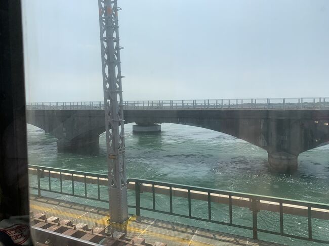 今回、青春18切符を利用して<br />大阪から静岡へ 新快速・快速・普通電車を利用して<br />1泊2日の旅を楽しむことにしました。<br /><br />片道 約5時間の在来線の旅です。<br /><br />他で利用した18切符が余っているので<br />近場で日帰りの予定が いつの間にか1泊の旅へ<br />とんとん拍子に話が進みました。<br /><br />GO TO キャンペーンも利用させていただきました。<br /><br />