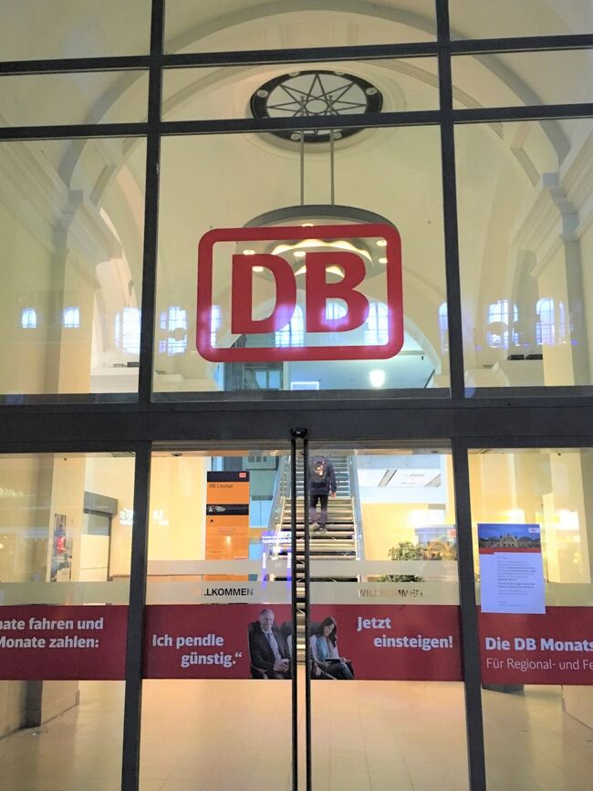 旅行3日目 <br />Part1とPart2に分けてまとめてみました。<br /><br />Part1は、まずフランクフルト中央駅のDB1等ラウンジについて。<br />そしてICE1等車でベルリン到着までです。<br /><br />Part2は、DB公式サイトでICEを予約・購入した記録です。<br />予約の参考にしていただけましたら嬉しいです。<br /><br />それではドイツ鉄道ICE1等車での移動、ご一緒におつきあいください(^^)<br /><br /><この旅行について><br />毎年9月ベルリンマラソンを走っています。<br />それで、走るついでに欧州を旅するのが毎年の楽しみです♪<br /><br />今回のベルリンマラソンは連続3回目。<br />前半のドイツ・フィンランドは夫と一緒に、<br />後半のポルトガル・スペイン・ロシアはひとりで<br />5カ国14日間の旅をしてきました。<br /><br />移動ルートは大好きな飛行機で組みました!<br />JALグローバルクラブ(JGC)会員なので、ワンワールド加盟航空会社に全部で8回搭乗し、ワンワールドのエリートステイタス(サファイア)が自動的に提供されるサービス(機内座席指定無料、ファストセキュリティレーン、各空港ラウンジ利用等)をフル活用してきました(^^)<br />ホテル全12泊中6泊はマリオットプラチナチャレンジに含めてみました。<br /><br /><旅程><br />【前半:夫婦旅】<br />まずはフランクフルトへ。<br />そして鉄道で移動し夫婦でベルリンマラソンを走り、<br />その後、北欧フィンランドの首都ヘルシンキへ!<br />この間に想像もつかない事態が・・・夫に大災難(泣)<br /><br />■9/26(木)NRT11:25→FRA16:30 JL407 <br /> プレエコ特典航空券 フランクフルト泊<br />■9/27(金)世界遺産「ライン渓谷中流上部」 フランクフルト泊<br />■9/28(土)Frankfurt(Main) Hbf → Berlin Hbf ICE1等車 ベルリン泊<br />■9/29(日)「ベルリンマラソン」 ベルリン泊 <br />■9/30(月)TXL9:35→HEL12:25 AY1432 ヘルシンキ泊<br /><br />【後半:ひとり旅】<br />行ってみたかったポルトガルの首都リスボンへ。<br />せっかくだから隣国スペインのマドリードにも寄って、ちょっとだけフラメンコを見て本場のZARAで服を買う計画♪<br />その後、ヘルシンキからの帰国をやめてJAL特典航空券が半分のマイルで済むモスクワから帰国。モスクワは今年6月以来2回目です。<br />ビジネスクラスにアップグレードしていただきラッキーでした♪<br /><br />■10/1(火)HEL16:50→MAD20:15 AY1661 マドリード泊<br />■10/2(水)MAD11:25→LIS11:50 IB3110 リスボン泊<br />■10/3(木)世界遺産「シントラの文化的景観」<br /> &ユーラシア大陸最西端のロカ岬 リスボン泊<br />■10/4(金)世界遺産「リスボンのジェロニモス修道院とベレンの塔」<br /> LIS16:45→MAD19:10 IB3103 <br /> フラメンコ マドリード泊<br />■10/5(土)MAD10:20→HEL15:30 AY1662<br /> HEL17:40→SVO19:20 AY0713 モスクワ泊<br />■10/6(日)ボリショイバレエ「イワン雷帝」 モスクワ泊<br />■10/7(月)モスクワ泊<br />■10/8(火)世界遺産「モスクワのクレムリンと赤の広場」<br /> DME17:15→<br />■10/9(水)NRT8:35 JL422 Yクラス特典航空券<br /> ※Cクラスにアップグレード♪ 帰国<br /><br /><総集編の旅行記><br />最初に旅全体の「飛行機」と「ホテル」をまとめています。<br />◆*1 2019年秋ベルリンマラソン&欧州5カ国14日間!特典航空券+航空券合計9.3万円でワンワールド系8回搭乗&8箇所の空港ラウンジ満喫♪<br />https://4travel.jp/travelogue/11560761<br /><br />◆*2 2019年秋ベルリンマラソン&欧州5カ国14日間!マリオットプラチナチャレンジ6泊も含めた7つのホテル12泊滞在記!<br />https://4travel.jp/travelogue/11571548<br /><br /><旅行中のレート><br />JCBカード 1ユーロ 119.318ー119.864円<br />MASTERカード 1ユーロ 120-121.356円<br /><br />依然として世界の新型コロナ感染拡大が止まりません。<br />2020年秋に予定していた欧州と北米をまたぐ世界一周ビジネスクラス旅行は中止せざるを得ませんでした。<br />一日も早く安全に旅行ができる日が来ることを祈りつつ、引き続き感染予防を徹底して過ごしていきたいと思います。