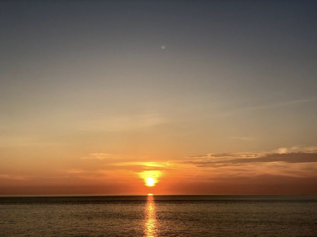 2020年夏,みさぱぱ夫婦は遅い夏休みをとり,新型コロナ感染状況を気にしつつ三密を避け,感染予防に努めながら青森県の津軽エリアへ石めぐりの旅へ車で出かけました.石に関わりのある場所を中心に訪ね,初日以外は毎日どこかで必ず石を拾い,終始みさぱぱが運転した5日間の走行距離は1,237Kmでした.<br />四日目(8/25)は岩木山麓のホテルを出発し,津軽岩木スカイラインを走り岩木山8合目へ,そこから出来島の七里長浜にある最終氷期埋没林(七里長浜で石拾い)~千畳敷海岸を訪ね,宿泊地の深浦町黄金崎の不老ふ死温泉へ向かいました.<br /><br />★旅のスケジュール★<br />↓8/22 仙台~青森 三内丸山遺跡を訪問(東横イン青森駅正面口ホテル)<br />↓8/23 津軽半島を反時計周りに周遊(ホテルサンルート五所川原)<br />↓8/24 高崎稲荷神社と青岩海岸を再訪(ロックウッドホテル&スパ)<br />◎8/25 岩木山と最終氷期埋没林,千畳敷海岸を訪問(不老ふ死温泉)<br /> 8/26 大仙市の唐松山天日宮・唐松神社,荒川鉱山跡~仙台<br />以上<br />