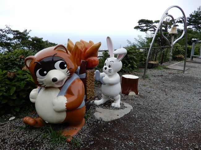 8月22日(土)~23日(日)に河口湖に行ってきました。<br /> <br /> 8月に入っても、新型コロナウイルスの感染拡大が収まらず、お隣の県である山梨への旅行でさえも私のクルマのナンバーが、違う県になるので、何となくまだまだ行きにくい雰囲気が漂っているような気がします。<br /><br /> そんな中で、天気もあまり良くありませんでしたが、個人的には楽しめた1泊でした。ちなみにGO TOキャンペーンを利用しました。<br /><br /> 毎回、中身は薄いですが、仲良し夫婦の旅行記です。<br /><br />今回の主な行程は、次のとおりです。<br />【8月22日(土)】<br />自宅→忍野八海→アーヴェント→時悠々楽游(宿泊先)<br /><br />【8月23日(日)】<br />時悠々楽游→富士山パノラマロープウェイ(カチカチ山)→道の駅つる→自宅<br /><br />※2020年8月30日(日)アップ