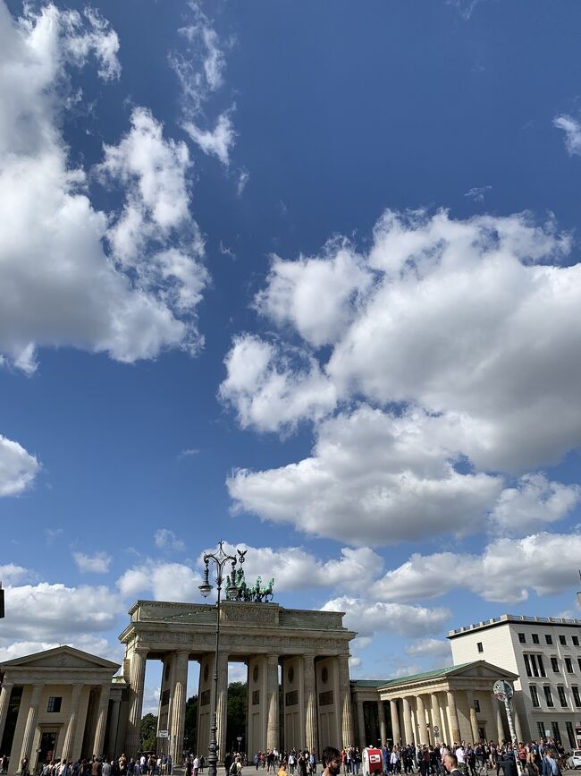 2019年8月~9月にかけて、4歳の息子と2人、トルコとヨーロッパを旅した記録。<br /><br />この旅のハイライトのひとつ、ベルリンに来ました!<br />学生の頃一度来たことがあるのですが、冬だったのとほぼ日帰りだったので思いきり楽しめたわけでもなく…<br /><br />今回は、ずっと息子と一緒に行きたいと思っていた博物館とベルリン動物園に行けて、この旅で初めて美術館にも行けて、大満足のベルリン滞在となりました。<br /><br />お天気に恵まれたこともありますが、他のドイツの都市に比べて、ベルリンの若い人が多く自由な空気がとても新鮮で楽しく、ドイツに来て初めてこの街に住みたい!と思いました。<br /><br /><br />▼コスト<br />ミュルハイムからベルリンまでICE<br />約9000円(大人1人、4歳は無料)<br /><br />ホテル代<br />The Circus Hostel<br />2泊 32000円<br /><br />▼ざっくりとしたスケジュール<br />8/16 成田発のターキッシュエアラインズでイスタンブールへ<br />8/17~8/18 イスタンブール観光<br />8/19 トルコ南部のリゾート地、ボドルムへ<br />8/19~8/21 ボドルム滞在<br />8/22 ボドルム→ギリシャのコス島へ<br />8/22~8/26 コス島滞在<br />8/26 コス島→アテネへ<br />8/26~8/28 アテネ滞在。<br />8/28 アテネ→ドイツ・デュッセルドルフ<br />8/29 デュッセルドルフ→オランダ・マーストリヒトへ<br />8/31 マーストリヒト→ベルギー・ブリュッセルへ<br />8/31~9/3 ブリュッセル滞在<br />9/3 ドイツ・ミュルハイムへ<br />9/4 ミュルハイム→ベルリンへ(★この旅行記)<br />9/4~9/6 ベルリン滞在(★この旅行記)<br />9/6 ベルリン→イスタンブールへ<br />9/6~9/9 イスタンブール滞在<br />9/9 イスタンブール→成田空港<br />9/9 陸の孤島となった成田空港へ降り立つ