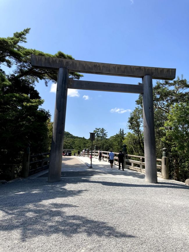 10年ぶりの伊勢日帰り旅行。10年って聞くと長いけど、感覚的にはそんなに昔だったんだ・・・と思います。<br /><br />本編は伊勢神宮内宮編です。<br /><br />内宮入り口の宇治橋から正宮まで片道徒歩20～30分です。<br />内宮は約2000年、外宮は約1500年の歴史があります。<br /><br /><br />その１☆二見浦編　　　　https://4travel.jp/travelogue/11642272/<br />その２☆伊勢神宮外宮編　https://4travel.jp/travelogue/11642997/<br />その３☆伊勢神宮内宮編　（本編です）<br />その４☆おはらい町前編　https://4travel.jp/travelogue/11643156<br />その５☆おはらい町後編　https://4travel.jp/travelogue/11643220<br />