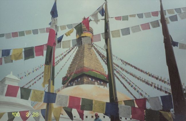 コロナの影響で、家族旅行もボツ、個人でもなかなか出かけにくい。<br />ということで、昔の旅行記シリーズガンガン行きます。<br /><br />5回の海外はヒマラヤのふもと・ネパールです。<br />山岳にある素朴な国と聞いていて、以前から一度行きたいなあと思っていました。<br /><br />ネパールの行き方はいろいろあるようですが、私はバンコク乗り継ぎのタイ国際航空でした。<br />トランジットでバンコクに1泊したあと、翌日の飛行機に乗ってネパールの首都・カトマンズにやってきました。<br /><br />さて、カトマンズ。<br />市内には仏教やヒンズー教に関わるいろいろな見所があります。そこを巡ってみました。<br />さらには、エベレストのすぐ近くまで飛んでみるヒマラヤ遊覧飛行(マウンテンフライト)にも搭乗。<br /><br />そもそもネパールという国自体、時間がゆったり流れているような気がして、ただ町歩きしているだけでも楽しいのでした。