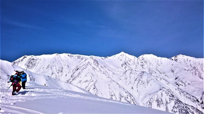 <br />コロナ禍のストレスとあまりの暑さに悲鳴を上げている毎日。<br />雪山で涼しくなるかな～と、白馬八方尾根のスキー旅日記です。<br /><br />2017年3月12日　<br />主人の先輩とご一緒した白馬八方尾根スキー場<br />白い小屋で迎えた2日目はピーカンの良い天気です。<br /><br />10年ぶりに滑る先輩と主人は朝食をすませてゲレンデへ。<br />私はいいつものようにのんびりと起きて朝食です。<br />良いお天気なので、日和見スキーヤーも途中参加で滑ります。<br /><br />4トラで旅日記をはじめてから、座っている時間が長くなり<br />体力、特に脚力が著しく低下、これは大きな反省点ですが<br />「寝たきりなられては困る」と息子に促されて<br />一日一回、一緒にエクササイズをしています。<br /><br />この時のスキーのビデオを見て、無性に滑りたくなった！<br />心機一転、筋トレを頑張って、または滑りたいです(&#39;∀&#39;)/<br /><br />☆創業1958年の老舗のヒュッテ白い小屋が閉館。<br />2020年にリニューアルオープンした白い小屋は<br />この旅日記の宿とは違う事をご了承ください&lt;(_ _)&gt;<br /><br /><br /><br />