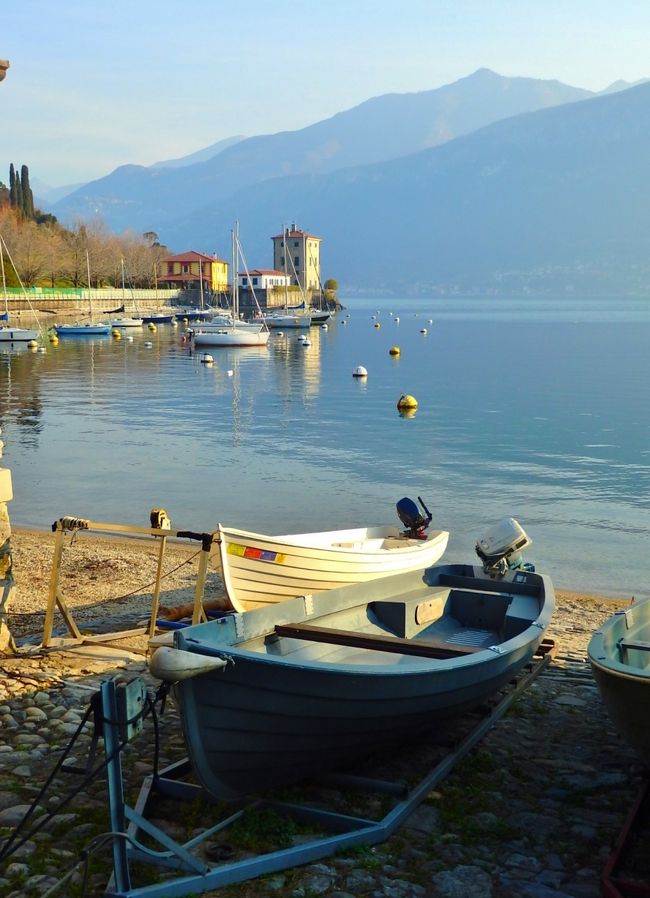 ミラノの北へ約50km、風光明媚なコモ湖はイタリアの湖水地方、古代ローマからのリゾート地として皇帝らが保養に訪れた土地です。<br /><br />湖の両岸には17～18世紀頃建てられたヴィッラが点在し、数あるヴィッラは欧州はもとより世界中の著名人の別荘や、王室、富豪らの泊まる豪奢なホテルとなっており、一部は財団が管理する華やかなガーデンとして一般公開され私たちをも迎えてくれています。<br /><br />ただし、お金があるのなら。そして、それが真冬でなければも加えておくべきでしょう。<br /><br /><br />私の行った2月半ばというのは「めくるめく魅惑のヴィッラ」は公開されておらず、聞くところではホテルなども冬季はクローズしている所もあるという事です。別荘を持つセレブたちも夏の間に来ているのでしょうね。<br /><br />とは言うものの、お金も時間も優雅に楽しむほど充分用意していきませんでしたが、安くあげ、冬でも通りすがり程度の短時間でも、それなりの満足感を持てました。<br /><br /><br />コモ湖ベッラージョ。もともと行った理由は、どこかベルガモから足を伸ばして簡単に訪れられる所に行ってみよう　という意味の薄いもの。<br /><br />行った感想はいい意味で　羨ましい・・・　でした。<br /><br />ミラノやベルガモの都会に住む人々というのは、近くに山あり谷あり湖もあって、たくさんの著名リゾートは華やかで、かつ自然の広がる地に簡単に来れて、とても恵まれています。<br /><br /><br />この日はかつての漁村、人口30人だったという『ペスカッロ』で朝を過ごした後、路面バスでレッコまで移動しました。行きのヴァレンナ経由の電車よりいい感じ。バスのフロント席を陣取ったので無駄にたくさん写真を撮りました。<br /><br />それからまた電車やバスでベルガモまで移動してサンペッレグリーノまで。<br /><br />トリップアドバイザーなどを通して、誰もが口を揃えて良い と言うペスカッロは、やはりとてもリフレッシングな良さがあり、移動してからも何度か湖水のほとりの空気を思い出していたほどでした。<br /><br />