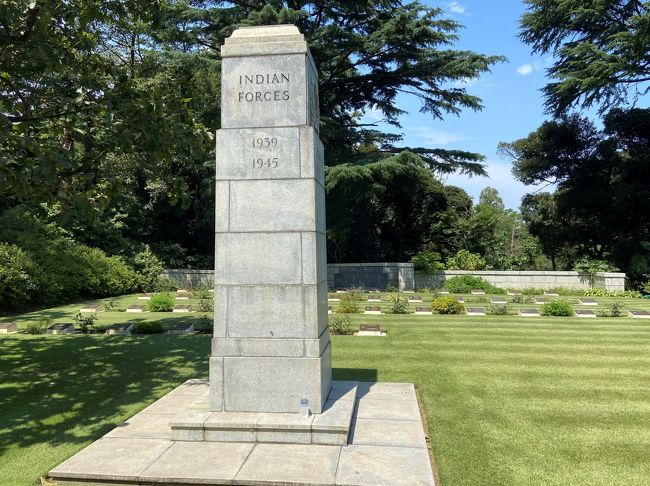 この横浜の保土ヶ谷の英連邦戦死者墓地には、<br />英連邦諸国（英国、カナダ、オーストラリア、ニュージーランド、南アフリカ、インド、パキスタン）、アメリカ合衆国、オランダ王国の戦死者が葬られています。<br />日本で唯一の英連邦の墓地で、日本軍の捕虜（POW）で亡くなった兵士達が葬られています。<br /><br />自国を遠く離れていて、慰霊される方も少ないようので、訪問いたしました。<br />記帳簿には、直近で1日あたり1名づつの名前しかありませんでした。<br />墓地は、とてもきれいに整備されています。<br /><br />写真は墓地丘の中腹にあるインド兵の墓地です。<br />