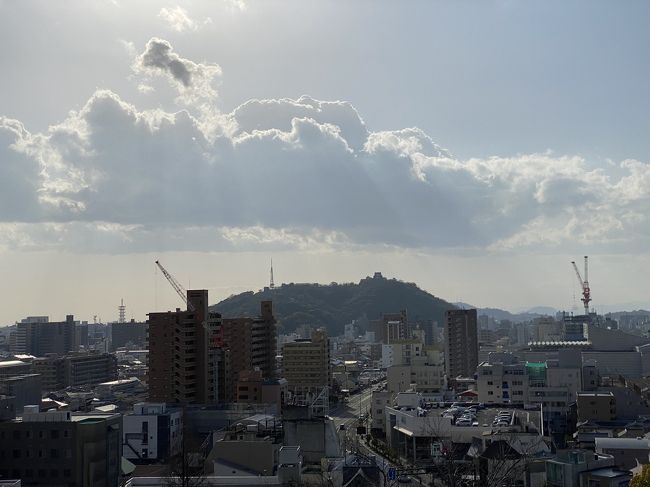 2019年の2月に82歳で亡くなった祖母は、75歳くらいまで息子(私にとっておじさん)の居る愛媛に毎年のように遊びに行っていました。<br /><br />祖母が愛媛で見てきた景色をどうしても私も見たくて決めた旅行です。<br />結局、あまり足跡を辿ることはできませんでしたが…<br /><br />同時期に、大好きな人が愛媛にライブをやりに行っていたのでそれも旅の目的の一つに入れて。<br /><br />3泊4日の少し短い旅の2日目後半と3日目の途中まで。