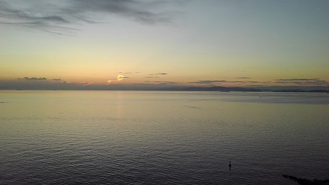 8月末に北海道旅行を予定していましたが、「飛行機はコロナ感染の機会がある」という子供たちの意見でキャンセル。結局、自家用車で淡路・四国旅行を楽しみました。期せずして、GoToキャンペーンの時期と一致、費用は3分の１割引きでした。最終日を除いて、ゆったりした日程で盛りだくさんの観光です。<br />表紙の写真は、ホテルの部屋から撮った朝焼けです。