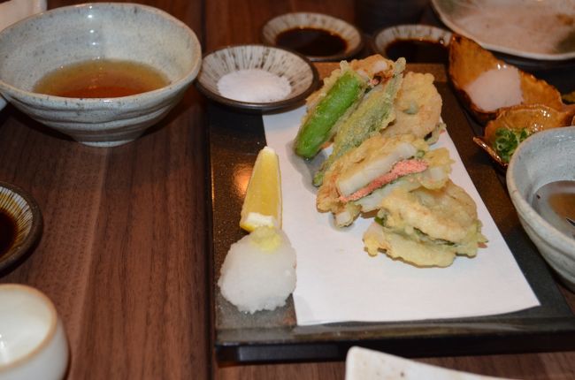 六甲道駅近くの料理屋さんです。場所柄、学生さんが多いところですが、値段が高めで敷居が高いかなという気がします。鍋物など、日本料理が主体です。