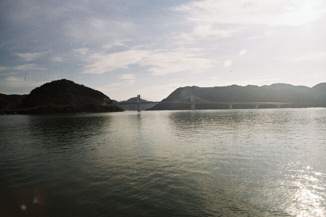 ChapⅢ,33rd 5days driving of visit to P.O. in SETO,without sightseeing.<br /><br />全国的にコロナ患者が減少の傾向が無く、むしろ増加していた時期になぜか始まったGoToトラベルキャンペーン。コロナは怖いが罹患するときには仕方がないと言った風潮が、出掛けるならば今でしょ!とばかりに旅行に出始めた。極め付けはクラスター発生が続いていた東京都がGoToキャンペーンの対象となった。確かに税金投入の政策に於いて一部例外を認めることは不公平であるに違いない。しかし例外にされたのはそれ相応の理由があったからであり、適用を認めることにより地方にまでコロナウィルスを運ぶ〝キャリア〟と無意識のうちになってしまうことを防ぐためだと言っても過言ではない。<br /><br />しかしロックダウンが解除された際に、県境を越えた移動も解放され、都会から周辺の田舎町への移動者数が爆発的に増えた。抑圧されていた〝行動〟に対し、解除宣言後の反動は生半可なものではなかった。我が街滋賀県も流入が激しかった都道府県のひとつであった。一時他府県ナンバーの車に対する損壊行為が問題になった。人のものを壊すことに正当性はある訳ないのであるが、なぜそのようなことが起こってしまうのか?理由は田舎ならではの閉鎖的な考えにあるように思えてならない。田舎住民からすれば、患者数が増加している都市部からの移動は、やもすれば〝戦争を仕掛けられた〟と感じる者が思いの外多いというのが事実である。私を含めた田舎住まいの者にとって、ロックダウンが解除されたから都市部へ行けると感じる者はかなり少ないのである。つまりコロナに罹患することを恐れているのである。よって県境越えが解放されたからといえ、出て行くリスクを敢えて受け入れることは出来ないのではなかろうかと思う。私個人の意見だけならば〝こじつけ〟の一言で済まされるが、職場の仲間を含めて同じことを感じていたのも事実である。ダメだと言われていたことを急に変えることができない者達が大勢いる場所へ乗り込めば、過剰に反応するものがいても不思議ではない。抑圧から解放されたとて全ての人間が開放感を持つとは限らないことはわかって貰いたいと私は思う。<br /><br />しかしいくら注意していても罹患する時には罹患する現実に〝我も我も〟という思いが出るのは、GoToキャンペーンを利用して旅をした方々の口コミに〝いかに安く〟〝いかにお得に〟を書かれてしまうとつい自制のタガが緩んでしまうのも確かである。<br /><br />偉そうに蘊蓄を述べたが、そのタガが緩んだ者のひとりが私である。しかしヘタレにとって〝大阪市〟に立ち入ることには〝恐怖〟でもある。笑って頂ければ幸いだが都市部を最短時間の滞在で済ませ、目的地を目指すという意味不明と思われても仕方がない予定を立ててみた。つまり大津を出てノンストップで神戸三宮フェリーターミナルを目指し、フェリーは個室利用、辿り着いた小豆島は罹患患者が少ない場所という〝点〟を結んだ行程を実行するというものだ。これで感染リスクをどれだけ減らせるのかは全く不明で、ただこじつけの理由を正当化しているだけに過ぎない。小豆島の住民からすればやはり迷惑な話かも知れないが、最低限の配慮はしたつもりにはなっている。<br /><br />期間限定のGoToキャンペーンを最小限の回数で最大限の恩恵を被る・・・。そんな〝我流の発想〟から生まれた小豆島・岡山東部郵便局巡りの旅が今回の旅となった。前回6月には1,000km越えの旅路も共にしたイストくんであった。しかし今回は初参加となるMOVEくんが相棒となる。長距離走行の実績がないため予定と実際の相関関係がわからない。つまり予定の時間取りで行くことが出来るかどうかから見ていかねばならないのである。幸いにも3日目迄は予定通りの行程をこなすことが出来た。4日目の今日はいよいよ走っては止まりの繰り返しとなる旅となる。さあ期待に応えてくれるかどうか・・・検証する朝は、日生湾に面する海鮮料理旅館つり幸で迎えることとなる。<br /><br />令和2(2020)年10月28日水曜日<br />旅最終日の朝を迎えた。天気はことの他良い。食事前に外に出て宿の外観等をカメラに収めていると日生港7:30発の大部港行きのフェリーひなせが出港して行った。<br /><br />食事は昨日と同じ大広間で頂く。定番の朝食に海の幸を加えたものは、量はないが品の良いものであった。もちろん完食。<br /><br />ゆっくりしたい気持ちもあれど今日のミッションが待っている。荷物を下ろして車に詰め込んだ後、ハルにナビを任せている僅かな時間に昨日頂いた自家製バナナの木や施設内にある漁港らしいアンカーのモニュメント等を見てから出発した。<br /><br />走り出して僅か2分でコンビニに立ち寄る。最近見かけなくなったポプラ日生漁協しおじ店だが漁協の営業で営業時間が5:00~16:00で年末年始は休業となっていた。こんな営業で十分ではないかと私は常々思っている。そんなポプラでモーニングコーヒー&一服を済ませる。ポプラの向かいには五味の市が行われている筈だが生憎今日は水曜日なので休業日である。仕方がないので車を走らせ、宿から眺めていた備前日生大橋を渡る。備前日生大橋と頭島大橋は、日生諸島の鹿久居島と頭島を本島を結ぶ離島間橋である。今まで渡船頼みだった離島が陸続きとなり、生活や観光面で便利になったことは間違いないが、その反面〝The離島〟という風情もなくなった。どちらが良いのか一観光客である私が言うことではない。しかも頭島には架橋によって歓迎されない珍客が橋を渡って来るという。鹿久居島の名前の由来である鹿さんが、橋を渡って頭島にやって来て、みかんを食べる獣害が起こっている。橋を鹿が渡る姿を見たわけではないが、鹿久居島の平面を走っていれば別に不思議とは思えないことである。便利さとその弊害・・・。改めて両立の難しさを感じた私であった。<br /><br />その内に第一目的地の頭島郵便局に到着する。集落中心部に移設開業した郵便局は、島人口の高齢化対策を考えた結果であることが良くわかる。手早く用事を済ませ、今走ってきた道を戻って行く。日生の市街地から備前木生簡易・鶴海郵便局と備前市内の局を巡った後、瀬戸内市に入り虫明郵便局に立ち寄った。この区間岡山ブルーラインを走行する。走りやすい道なのだが、インターの標記がわかり辛く下りる道を間違えて通り過ぎてしまった。だいぶ回り道をしてロスったが今のナビに慣れてない間は仕方がない。<br /><br />虫明郵便局付近はかなり悩んだ末の行程であった。というのも南西方向にふたつある島にそれぞれ1局づつ計2局の簡易郵便局があり、局間を結ぶルートでは〝残る可能性大〟だったことが理由である。不自然な位置関係にある2局は木尾簡易・日出簡易郵便局。行ってみて初めてその理由がわかることとなる。<br /><br />病院らしい施設内にある木尾簡易郵便局。スタッフさんに尋ねながら辿り着いたのはなんと診療棟。以前は福祉棟にあった良いだが本年6月に現在地に移設されている。しかし病院敷地内にはあるために〝移転情報〟に掲載される住所も同じである。この大きな病院実は国立療養所邑久光明園という〝国立ハンセン病療養所〟のひとつである。<br /><br />ハンセン病(らい病)とは細長い桿菌のひとつであるらい菌が、皮膚のマクロファージ(白血球の一種)内、末梢神経細胞内にそれぞれ寄生することにより引き起こされる感染症とある。抗生物質の経口投与により完治する病気だどわかってからも、らい予防法による強制隔離が行われており、罹患すると強制的に施設に隔離された歴史がある。らい予防法は廃止されたのは平成8(1996)年のこと。全国13の国立療養所とひとつの私立施設に多くの高齢化した患者が暮らしている。<br /><br />基本大規模な国立ハンセン病療養所の特徴として施設がひとつの街となっており、外出しなくてもことが足りるようになっていることが挙げられる。郵便局も然りであり、委託者が施設となり簡易局を運営している。隣り合った島に設けられた簡易郵便局は、それぞれが過去の名残りであることを忘れてはならないだろう。<br /><br />木尾簡易郵便局を出で南東へと走ると国立療養所長島愛生園に着く。事務所横にATMがあるのだが局舎が見られない。ハルに事務所に尋ねに行かせると、診療棟内にあると言う。教えて貰った通りに走ると診療棟に辿り着く。中に入ると病院施設のひとつのように郵便局窓口が設けられていることがわかる。診察を受けている患者には高齢者が多いのは確かであるが、全てが愛生園にいる方々かどうかはわからない。そういったことを知るにも一度施設見学ができるようなので落ち着いたらまた訪れてみたいと思う。<br /><br />日出簡易郵便局を出で今来た道を戻って行く。途中ローソン虫明インター店にて一息入れる。再び備前市に戻り備前伊里・備前木谷・大渕簡易・備前郵便局と回るまでは平和であった。ちなみに〝ハルの郵便局巡り旅〟に於いて、私が絡んでいない時の記録がある。それに対しては入手していないので、行程を組んだ後に既訪局を外すことはたまにある。そのため順路では次となる浦伊部簡易郵便局は〝行った〟と聞き飛ばしている。その次となる備前伊部郵便局は駅前にも拘らず行っていないと言う。着いてから来たかもと言う話しをするがそれは私にはわからない。帰ってから案の定勘違いだということがわかり、目的地をスルーしてしまったことになる…。<br /><br />備前伊部郵便局の隣にはいんべ駅前公園炎の里は都市公園のひとつではあるが、映画ハルカの陶のロケ地として利用されたこともある場所である。バリアフリー化のトイレも設置されており、備前焼巡りの休憩所としても利用できる場所となっていた。<br /><br />備前伊部郵便局を後にして国道2号線を西進する。香登(かと)郵便局は難読局名のひとつ、次いで畠田簡易郵便局までが備前市で、次局の万富郵便局は岡山市東区となる。岡山市東区と言えば備前犬島簡易郵便局もそうであるのだが、万富は旧赤磐郡瀬戸町であった。平成の大合併で岡山市に編入されたのだが、その後政令指定都市になって今の岡山市がある。でも市街地とは違ってのんびりした田舎の雰囲気が漂う街であった。<br /><br />ここから北進するルートを取る。順序が逆になったが赤磐市の熊山郵便局、そして熊山駅前にある備前豊田簡易郵便局を相次いで訪れる。駅前にあるのが簡易局で本局はまた別の場所とは何か違和感があるが理由はわからない。熊山駅は無人化された駅ではあるが通学時間帯には岡山白陵中学・高校に通う生徒でごった返すらしい。駅前も整備されている過程ではあるようなので、何かが変わるのかも知れない様子であった。<br /><br />可真郵便局まで西進したのはその後美作岡山道路で距離を稼ぐ意味もある。佐伯北簡易・黒本簡易・周匝(すさい)郵便局と赤磐市内の郵便局を回って行った。そして英田・下山簡易・美作巨勢・河会郵便局は美作市にある郵便局を行っては止まって…を繰り返す。美作市に来ると集配局の表示が〝津山郵便局〟と書かれている。瀬戸内から上がってくるルートを走ってくるから当たり前ではあるのだが、思えば遠くへ来たものだ…とふとポストを見て感じた私であった。<br /><br />次の塩田郵便局から和気町に入る。佐伯郵便局は少し前に訪れた〝佐伯北簡易郵便局〟が赤磐市にあるのに…と不思議に感じる地名でもあった。そしてラストとなる和気郵便局に到着した。4日目となる本日の実績は27局、3日間のトータルは45局とまずまずであった。<br /><br />タイムオーバーとなったので時間の柵から解かれ、近くのローソン和気町店に立ち寄ってコーヒーブレイクと一服休憩を入れることにした。ローソン内に郵便ポストが設けられていることは有名なことではあるが、こちらのローソンでは、店舗外の駐車場にポストが設けられていた。<br /><br />ひと息ついて帰路につく。一般道での道程をセットするが、途中でふと思うことがありナビの設定を変えて立ち寄った場所がある。友延簡易郵便局であるが、写真を撮ることを忘れたことに気付いたためである。営業終了後だったのでシャッターが閉まっておりその姿しか残せなかったが、金地に赤の文字で書かれた〝友延簡易郵便局〟の文字を見て、昔大流行した〝幽幻道士(キョンシーズ)〟のテンテンを連想したのは私位であるのだろうか…。<br /><br />寄り道に続いてまた新たな寄り道もコース設定していた。一旦備前インターチェンジから山陽自動車道を走り、福石パーキングエリアに立ち寄った。ここは岡山県最東端のパーキングエリアであり道の駅でもある。一般道に於ける道の駅が閉店する時間を考えて、昨晩宿泊時に頂いた〝地域振興券3,000円分〟を利用してお土産を買うためである。元々パーキングエリアなので小豆島のような〝マニアック〟な物はなく、〝岡山に行ってきました〟的な物が多いのは仕方がない。でもばら撒き用に使えるものは多々あった。今回の土産代は〝地域振興券8,000円分〟で賄うことが出来たのだった。<br /><br />ついでに少し時間は早いが夕食を摂ることにする。ちょっとお腹も…という状況だったので〝岡山中華そば・炒飯セット〟と二人で注文した。空いていたこともありふたつのテーブルを利用して完食した。ハンドルを握っていなくてもお腹が減ることはわかるのでここは大目に見ることにしよう。その後は赤穂インターチェンジで山陽自動車道から一般道へと下りてから、ガソリンスタンドに立ち寄りMOVEくんにも食事をして貰う。うかいやセルフ赤穂給油所、地元企業のようだがそれほど高くはなかった出光のガソリンスタンドであった。<br /><br />暫くは国道250号線を走るが、相生の市内で道を外れ国道2号線へと向かって走る。太子竜野バイパス・姫路バイパス・加古川バイパスと走った後、第二神明道路に入り明石サービスエリアでひと息入れる。上り線の明石食堂にはドリンクバーがあり、単独での利用が可能であったためにそれを注文する。勿論元が取れるほどの回数を利用することは不可能ではあれど、飲み物の種類を変えて味わえるのは、ドライバーとしては気分転換になるようにも思った。<br /><br />明石サービスエリア出発が21:10となり、少し時間調整する必要性が出て来てしまった。本日夜勤のまーさんが、0:00出勤ということで被らないようにしたいとハルが言う。明石から第二神明・阪神高速神戸線・名神高速・京滋バイパスと走れば2時間ほどの距離である。という訳でナビを参考にして迂回ルートを取ることにした。予定では阪神高速北神戸線を走り、西宮山口東インターチェンジで下りて国道176・171・1号線と走って行くルートだとちょうど良いはず。そんな思いを持ちつつ走っていたがどこでどう間違えたか大沢インターチェンジを経て三田へと向かってしまった。とは言え間違ったルートも良くわからずに走り続けた結果なんとか国道176号線に合流することができ、池田を目指して走る。宝塚市内に入りファミリーマート宝塚山本丸橋店にてひと息つくが、もし予定通りには走っていたら、所用時間時間、54.0kmの距離で済んだところが、1時間22分、74.9kmを走ってしまった…。慣れないコース取りはするものじゃないと改めて思う。その後も大山崎ジャンクション建設で大きく様変わりした分岐を間違えてしまい、枚方へと出てしまう。そのまま国道1号線を進もうと考えていたが、大幅に到着時刻が遅れていることを見たハルから京滋バイパスに乗れと指示が出る。もうこうなってしまうとナビの通りに走らなければ帰り道も全く分からなくなってきた。結局は国道1号線からも外れ国道24号線へと入り、ローソン伏見向島鷹場町店で日付が変わってしまう。5日目となってから出発し、京滋バイパス宇治西インターチェンジから京滋バイパスを走る。一般道で帰ると考えていたため、高速走行をすることを考えていなかったことが疲れを増す原因となる。ここtで事故っては…という気持ちを奮い立たせ、かなり慎重に走って行く。宇治トンネルは工事中だったこともありかなり慎重な走りをしつつ石山インターチェンジまで行った後、自宅までの田舎道をゆっくりと走り続けた。満月に照らされた自宅に帰りついたのは0:29のことだった。走行距離は671.3kmと平凡ではあるが、10月25日に自宅を出発後29日に帰って来たという〝2泊5日〟のルートはそう経験するものではない。自分が組んだ行程通りに走らないとこんなにしんどいものになるのか…と改めて知った今回の旅路であった。<br /><br /> 《終わり》