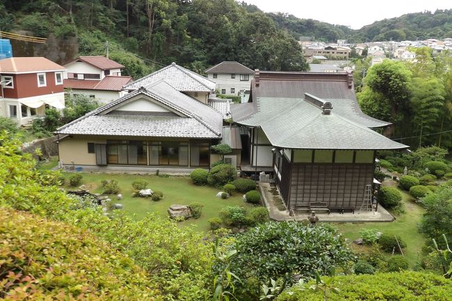 　鎌倉市笛田3にある佛行寺を訪れた。笛田山佛行寺は日蓮宗のお寺で明応4年(1495年)の創建と伝える（https://4travel.jp/travelogue/10563197）。<br />　佛行寺は鎌倉一のつつじの名所であるが、裏山の墓地までの参道には紫陽花なども植えられている。裏山の山頂付近にこのお寺の墓地があり、山頂には源太塚が祀られている。<br />　梶原源太景季（応保2年（1162年）~正治2年（1200年））は源頼朝に臣従し、治承・寿永の乱で活躍した。父・景時とともに鎌倉幕府の有力御家人となるが、頼朝の死後の元治元年11月に景時は三浦義村、和田義盛ら御家人66人の連名の弾劾を受けて、鎌倉から追放された。正治2年（1200年）正月、景時、景季は一族とともに上洛を企てたが、途中、駿河国で自害して滅んだ。死の証として景季の片腕が届けられ、それを埋葬したのが源太塚である。<br />　佛行寺の本堂や客殿の裏には2つの池があり、裏山の裾にはやぐらが穿たれており、瑞泉寺の庭園に似ている。しかし、奥まで入って見ないことにはそのやぐらさえ良くは見えない。<br />　佛行寺の裏山にはやぐらが残っており、12世紀に活躍した梶原源太景季の源太塚まで残っている。鎌倉初期には創建されていた寺院跡に日蓮宗の佛行寺が創建されたのであろう。<br />（表紙写真は佛行寺）