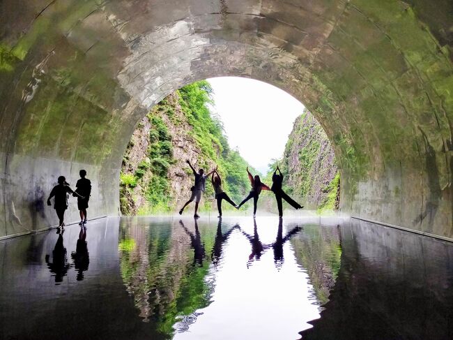 ここ数年旅のスタイルがすっかり変わりました。<br />新たに加わったのが、JALのどこかにマイルでたまったマイルを有効活用して、リーズナブルに日本全国を気ままに空の旅をすることと、もう一つが車を燃費の良いコンパクトカーに買い替えたことによって、車を利用した一人旅。<br />車でひとり旅をする際に、私が決めた3つのルールがあります。<br /><br />ルートその1<br />高速道路は使わずにひたすら一般道を走る<br />高速で一瞬で通り過ぎてしまう場所で思わぬ発見<br />ルールその2<br />ホテルや旅館には泊まらず車中泊が原則<br /> 入浴は日帰り温泉を利用する<br /> ルールその3<br />事前の観光プランは最小限とし、思いつくまま気の向くままに、見かけた所に立ち寄る。<br />キーワードはいろいろあります。<br /> 絶景、ワースポット、一の宮神社、古刹、古い街並み、近代建築、世界遺産、現代アート、美術館、日本百名城、日本百名山、教会、秘湯・・・<br />とまあ数えきれない程あります。 <br />まあ、ものは言い様で、単なる節約旅行でめんどくさがり屋だけなんですが。<br />そんな気ままな車旅で、新潟と富山に行ってきました。<br /> 今回の想定外は3つ<br />金沢の早朝散策 <br />まさか金沢まで行くとは思ってもいませんでした<br /><br />迂回路で案内された飛騨高山<br />崖崩れで道路が通行止めになり、迂回路は家からどんどん遠ざかりなんと岐阜県の飛騨の高山へ<br /><br />SNS発信がきっかけの昔の部下との再会<br />富山湾の朝焼けがあまりにきれいだったので、フェイスブックにアップしたら、それを見た退職した富山在住の昔の部下から<br />連絡があり、久しぶりの再会<br /><br />まあ、色々あるから旅はやめられませんね。<br /><br /> 今回はなんと3日間で1260キロも走りました。