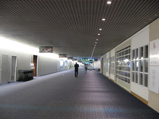 本当は4月に行く予定だったが緊急事態宣言が発令され、自粛生活に入りました。<br />しかし、私の仕事はリモートワークなど出来なく5月に福岡に行ってきました。<br /><br />株主優待券が余っていたので、帰りをファーストクラスに乗ってみました、予約していた便が欠航になったりと色々ありましたが初のファーストクラス楽しんできました。<br /><br />表紙の写真は朝の羽田空港です。