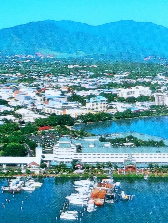 ケアンズ（Cairns）はオーストラリア大陸北東岸、ヨーク岬半島の付け根付近に広がる珊瑚海に面する港湾都市。背後にグレートディヴァイディング山脈が控えている。ファー・ノース・クイーンズランド地方の中心都市である。人口は約150,000人（2010年）で、都市圏は急速に拡張している。 <br />様々なマリンスポーツも盛んなグレート・バリア・リーフ、およびクイーンズランドの湿潤熱帯地域という海山両方の世界遺産があり、ファー・ノース・クイーンズランドの観光拠点となっている。ブリスベンから約1,707km、シドニーからは約2,420kmに位置する。 <br />（フリー百科事典『ウィキペディア（Wikipedia）』より引用）<br /><br />ケアンズの観光　については・・<br />https://www.australia.com/ja-jp/places/cairns-and-surrounds/guide-to-cairns.html<br /><br />キュランダの観光　については・・<br />https://www.knt.co.jp/tabiplanet/kaigai/190729/<br /><br />he Reef Hotel Casino (ザ・リーフホテル・カジノ)　については・・<br />https://www.reefcasino.com.au/ja<br /><br />12/24　　成田空港　19：45　カンタス航空<br />12/25　　ケアンズ空港　　ホテル　チェックイン<br />12/26　　グリーン島・アウターバリアリーフクルーズ<br />12/27　　テーブルランド　バルーン　フライト<br />12/27　　ポートダグラス　アフタヌーンツアー<br />　　　　　　シェラトン　ミラージュ　ポートダグラス<br />12/28　　グレートバリアリーフ　クイックシルバークルーズ<br />　　　　　　スキューバダイビング　　ディナーショー<br />12/29　　キュランダ　一日観光　　スカイレール　レインフォレスト<br />　　　　　　　キュランダ渓谷鉄道　<br />12/30　　　ケアンズ12：10　発　　カンタス航空　　成田空港