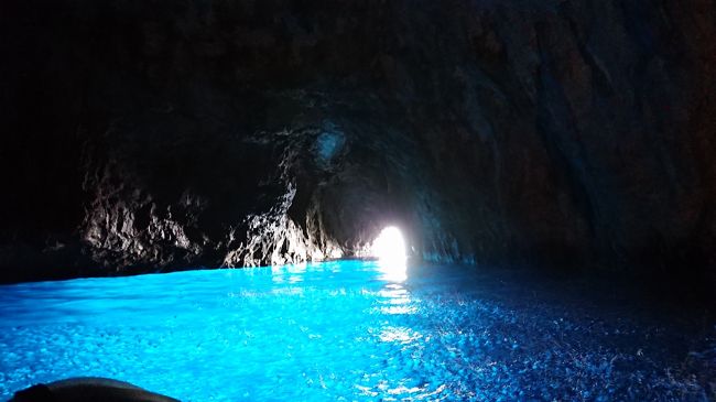 2019年7月にイタリアへ行きました。<br />旅行3日目朝からの旅行記です。<br />カプリ島に前日着きまして、青の洞窟はクローズでしたので今日はこそは入りたい!<br />アナカプリ滞在中にて朝イチ行ってきますよ~<br /><br />それにしてももっとスピードアップして旅行記書かないとですね~<br />?( ・?・)?<br /><br />1日目 羽田発→仁川経由→ローマ着 (ローマ泊)<br />2日目 ローマからカプリ島に移動 (カプリ島泊)<br />3日目 カプリ島滞在 青の洞窟見学 (カプリ島泊)★<br />4日目 カプリ島からポジターノ、アマルフィ観光 (カプリ島泊) <br />5日目 カプリ島→ナポリ半日観光後フィレンツェに移動(フィレンツェ泊)<br />6日目 フィレンツェ郊外 アウトレットモール等行く (フィレンツェ泊) <br />7日目 午前中ピサ 午後フィレンツェ観光 (フィレンツェ泊)<br />8日目 チンクエテッレ観光 (フィレンツェ泊)<br />9日目 夕方までフィレンツェ観光後→ローマに移動 (ローマ泊)<br />10日目 ローマ観光 (ローマ泊)<br />11日目 ローマ観光 (ローマ泊)<br />12日目 14時半頃までローマ観光後空港へ、ローマ発→仁川(機内泊)<br />13日目 仁川着、韓国入国し焼肉食べアカスリ行く、仁川発→羽田着