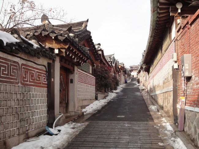 10年前のソウル街歩きの模様をアップ！<br /><br />韓国旅行「コネスト」のHPによれば、<br />「朝鮮王朝の正宮である、景福宮(キョンボックン) と昌徳宮(チャンドックン)、宗廟(チョンミョ)に囲まれた「北村韓屋村(プッチョンハノンマウル)」は、朝鮮時代(1392～1910)から残る韓国の伝統家屋「韓屋(ハノッ)」が密集するエリアです。<br /><br />清渓川(チョンゲチョン)と鍾路(チョンノ)の北に位置する町という意味で「北村」と呼ばれるこの地域は、朝鮮時代に王族や両班(ヤンバン)と呼ばれた当時の貴族たちが住んでいました。<br /><br />同じく韓屋村として人気のスポット・益善洞韓屋村(イクソンドンハノンマウル)では新旧が混在するのに対し、歴史の面影がより色濃く残っている北村韓屋村。韓屋ならではの伝統的な雰囲気を楽しみたい人におすすめです。<br /><br />地下鉄３号線安国(アングッ)駅の北側に広がる斎洞(チェドン)、桂洞(ケドン)、嘉会洞(カフェドン)には、１点ものの作品が並ぶ個性的なショップや、ほっこりくつろげるおしゃれなカフェなどが立ち並び、写真撮影や散策にぴったりです。」とのことです。<br />https://www.konest.com/contents/hot_report_detail.html?id=1257
