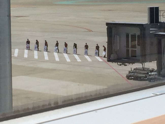 福岡での仕事を終え最終日は東京に帰るだけです。<br />株主優待券が余っていたので初のファーストクラス、折角なので夕ご飯が出る時間に搭乗しましょう。<br /><br />表紙の写真はラウンジからです。「がんばろう日本」と。<br /><br />