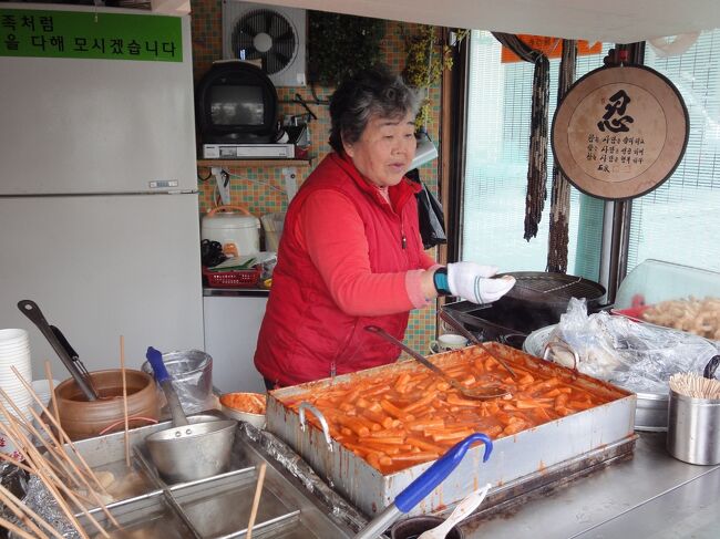 10年前のソウル、昌徳宮・宗廟あたりの街歩きの模様をアップ！<br /><br />韓国旅行「コネスト」のHPによれば、<br />「「トッポッキ」とは、韓国語でトッは「餅」、ポッキは「炒め」を意味し、文字通り、細長い韓国餅を甘辛いコチュジャンで炒め煮込んだ料理です。屋台や軽食店で手軽に食べられ、韓国人にとっては小学生の頃、学校帰りによく友だちと一緒に食べた昔懐かしい味です。日本ではトッポギ、トッポキとも呼ばれていますが、「トッポッキ」が最も韓国語の発音に近いものになります。昔ながらの屋台料理はもちろん、即席トッポッキ鍋、パスタ風のおしゃれなトッポッキなど、幅広い韓国グルメとなりました。<br /><br /> 「トッポッキ」の歴史は古く、朝鮮王朝の王様が宮殿で食べていたという記録が残っていますが、米を利用したお餅は三国時代から食べられていたので、かなり古くから「トッポッキ」が食べられていたのではないか、と推測されます。<br /><br />王様が食べた宮中トッポッキは、唐辛子が朝鮮半島に伝わる以前のものなので、醤油をベースとした上品な味わいです。唐辛子が伝わり、コチュジャンが出来てからは、赤色の甘辛い「トッポッキ」が誕生しました。」とのこと。<br />https://www.konest.com/contents/gourmet_guide_detail.html?sc=2191