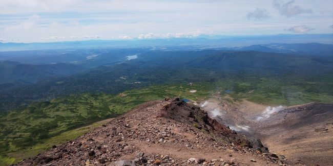 コロナのためキャンセル続きの国際線、どうにもたまらず北海道にハイキングに行くことにしました。<br />ドロミテのような景色とまでは行きませんでしたが、旭岳もけっこう素敵でした。<br />ホテルを出てハイキング、戻ったらお風呂と食事、という繰り返しを堪能できました。