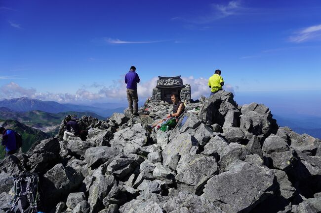 2020.8/23~27<br />剱岳登山記 2 8/24~26<br />テントからはい出しザックには水2リットル、行動食、雨具、ツエルト、薄いダウンジャケット、薬、財布をザックに詰め込む。荷物は4~5キロってとこか。3:30am 空は真っ暗で星が輝いていた。ゆっくり雷鳥坂を登り始める。年齢的に1dayで雷鳥沢キャンプ場のテントに戻るのはきついと判断し昨日室堂から剣山荘に本日の宿泊予約を入れておいた。<br /><br />9/23 自宅→立山駅駐車場(約6時間)<br />9/24 立山駅(ケーブル)→美女平(バス)→室堂→鏡池→雷鳥沢キャンプ場(テント泊)<br />9/25 雷鳥沢3:40→劔御前小屋5:05→剣山荘上部尾根7:25→一服劔8:05→前劔8:31→剱岳山頂9:10→剣山荘1 3:10(total 8時間30分)<br />8/26 剣山荘→雷鳥沢キャンプ場<br /><br />大学入学とともにいやいや入部させられたワンダーフォーゲルから58年たち登る人たちの山に対する対峙がずいぶん変わってきたことを感じる。誰もかれもがスマートフォンで美しい写真を撮り危ない岩稜帯もつき進んでいく。そして主役になるための最新装備とウエアーでニッコリ写真に納まる。<br /><br />僕が山を始めたころは加藤文太郎に憧れ、植村直己の著書を読み漁り、山田昇の8000m峰14座無酸素登頂を見守ったものだ。その頃の 山のぼらー は山に対する知識が豊富だった。山歩きの休憩時には必ず地図を広げ現在地を確認し、山テントの中では天気図をとり、乾燥食材を自分でこさえたものだった。提出する登山届には予定ルートを入れた地図まで添付したものだった。<br />今ではウエアーも登山装備もあのころとは全く違う。テント泊では常に25キロ以上を背負っていたキスリングは今ではかっこいいザックに13キロほどに納まってしまう。そして何年もかかって取り入れた知識は今ではスマートフォンという最強の装備で誰でも情報を入手でき、登山届に至っては登山届アプリで提出しOKだ!<br /><br />装備が良くなってどこでも行けてしまう顛末が恐ろしい。SNSで自慢したがる若者が知識以上の難度の山へ入っていくことが恐ろしい。<br /><br />無事、帰宅しニュースで剱岳チンネ(登攀ルート)で一名亡くなられたことを知る。ご冥福をお祈りする。<br /><br />コロナ自粛時に読んほしい山岳書<br />松涛明 風雪のビバーク<br />植村直己 青春を山にかけて<br />長谷川恒夫 山に向かいて<br />加藤保男 雪煙を目指して<br /><br /><br />
