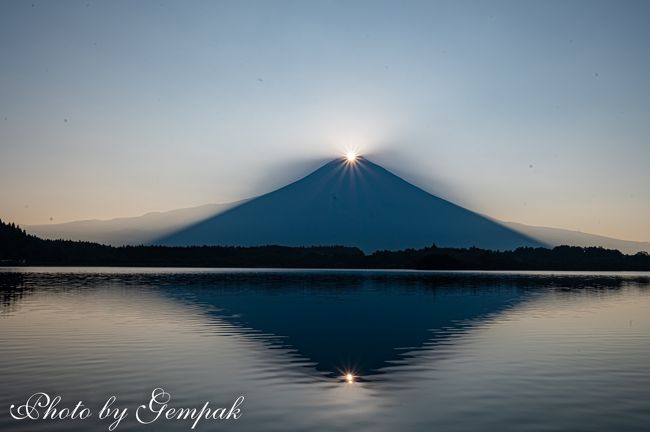 年が明けて4月になり、友人所有の山中湖ロッジがオープンしたが、コロナウィルス感染の蔓延で外出自粛となり、例年のように出かけられなくなってしまった。まだ感染がおさまったわけではないが、一時期ほどの厳しい外出規制ではなくなり、しかも梅雨明け後の猛暑で、涼しい山中湖が恋しくてたまらなくなった。<br />　というわけで、今年初めての山中湖ロッジでの避暑生活の始まり始まり！<br />お盆休み前の滞在が終わり、お盆休み中はオーナー家族が使うので一旦明け渡し、17日から再びの避暑生活である。