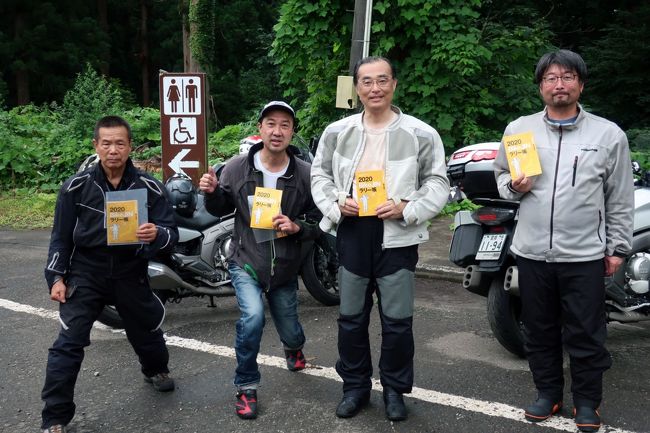 　BikeJINラリー帳の最後16番目のミッションは、出羽・羽黒山の出羽三山神社。湘南・立石公園、奥秩父さくら湖、妙義山パノラマパークを訪れ、庄内地方へやってきました。四国からやっとやってきたという感じです。<br />　村上市から鶴岡市の間は、なかなか走ることもないようなエリアですが、このラリー帳のミッションをクリアするためにすでに何回か行ったり来たりをして、なんとなく親しみを感じるルートとなりました。<br /><br />　ラリーの最終ミッション羽黒山から帰ろうとすると、今年のラリーで初めて他のチャレンジャーの方と出会いました。トップの写真は、記念すべき羽黒山出羽三山神社駐車場撮ったニアピン写真です。八王子と神奈川からの方々で、北海道から新日本海フェリーで秋田まで来て、そこから羽黒山へやってきたそうです。<br />　偶然というのは恐ろしいもので、その二人が秋田まで乗船してきた敦賀行きのまさにその船に、我々二人は新潟港から敦賀まで乗る予定だったという事情が発覚しました。<br /><br />　新潟から日本海沿岸を北上するコースは思っているよりも距離が長く走る時間もたっぷりと必要で、昔特急いなほで行き来した時もうんざりするくらい時間を要したのでした。あまり馴染みがないエリアのため感が鈍るのかもしれませんが、新潟港へも無事到着して、幸いにして雨にも当たりませんでした。<br />　しかし、フェリーが敦賀に向けて出港すると新潟平野は豪雨と落雷がやってきてそれが海からでもよくわかり、その後庄内平野まで移動して大雨の被害が出たようで、迫り来る自然災害の恐ろしさも実感してラリー帳の旅を完結しました。