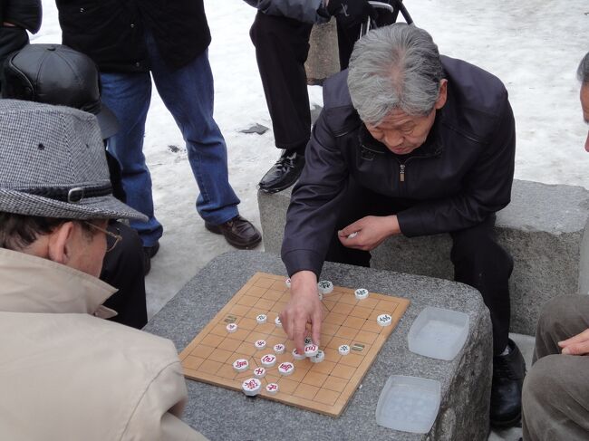 10年前のソウル街歩きの際の画像をアップ！<br /><br /><br />韓国・北朝鮮の将棋（チャンギ）について、<br /><br />日本将棋協会HPによると<br /><br />「縦9本、横10本の線が引かれた盤を使用する。駒は各々7種16個（漢方・先手と楚方・後手で名称・字体が異なる）。<br /><br />駒を交点に置くことや、斜め線の入っている九路を宮といい、楚・漢・士は宮から出られないところなどは中国の象棋に似ているが、 中央に河界が無く、また駒の動き方も馬以外は違っている。さらにパスも認められ、 双方がパスした場合は引き分けとなる。また漢と楚が同じ縦線上に並び、間に駒がない状態を相手が解消しなければ引き分けとなる。」<br />https://www.shogi.or.jp/history/world/janggi.html<br /><br /><br />「（社）大韓チャンギ協会東京支部」のHPによると、<br /><br />「チャンギの盤は、木製の板でできたものが主流で、標準サイズは、縦445mm,横485mmです。やや横長なのが特徴です。盤の厚さは、ビニール製の薄いものから脚付きの厚い物まで、いろいろあります。<br /><br />駒は、正八角形が標準で、漢（ハン）・楚（チョ）各1個、車（チャ）各2個（計4個）、包（ポ）各2個（計4個）、馬（マ）各2個（計4個）、象（サン）各2個（計4個）、士（サ）各2個（計4個）、兵（ピョン）・卒（チョル）各5個の、合計32個です。漢と楚が、それぞれ16個の駒を持ちます。漢・楚が一番大きく、兵・卒・士が小さいのが特徴です。」とのこと。<br />https://janggijapan.wixsite.com/janggi-tokyo-branch