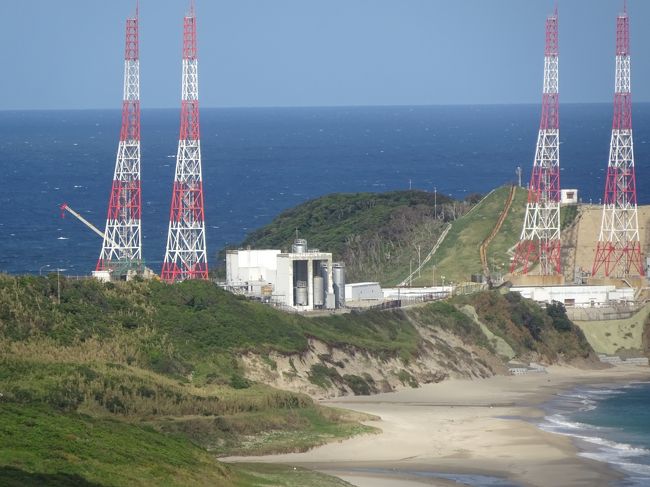 種子島・指宿・知覧・鹿児島・桜島・霧島・(上・中・下)甑島・鹿児島・喜界島・奄美大島・加計呂麻島・徳之島・沖永良部島・与論島・沖縄本島(今帰仁・那覇市内)・(南・北)大東島をほぼ船を中心とした18日間の長旅の予定です。<br />10月1日ー10日は西遊旅行ツアーに参加し、前後を個人で回りました。ツアーでは初め、薩摩硫黄島・トカラ列島(中之島・悪石島・宝島)に船をチャーターして行く予定でしたが、コロナ(武漢)ウイルスの為、来島自粛となり予定が大きく変更となりました。<br />船の関係で行きにくい三島村・トカラ列島が残ってしまいましたが、将来、トカラ列島はレントゲン船を考えています。又、台風の影響で与論島・沖縄の今帰仁は行けず、船ではなく飛行機の移動となりました。<br />鹿児島・沖縄の島々を回りましたが、自然の景色は勿論、各島々の形成過程とその歴史(古代の遺跡 平氏・源氏との関係 薩摩藩と琉球王朝と中国との関係 西郷隆盛島流しの関係 戦争の傷跡とアメリカとの関係等々、自分の中で消化しきれない程)の重みを感じました。 <br /><br />①2020年9月27日(令和2年)(日)<br />自宅4:00(JR)5:14浜松町5:18(モノレール)5:37羽田空港T1(8290円)<br />羽田空港6:25T1(JL641)8:15鹿児島空港<br />鹿児島空港9:00(バス)9:50天文館(タクシー)高速T10:20(高速船7800円ー桜島 開聞岳 長崎鼻 佐多岬を見ながら)11:55種子島(西之表着)<br />オリックス・レンタカーで2日間車を借ります。<br />(種子島観光)西之浦発12:30<br />1)雄龍・雌龍の岩(13:00-10)野間 熊野海岸マングローブ・ビューなかたね(阿獄川 <br />2)千座の岩屋(13:50-14:10)(浜田海浜)マングローブパーク・メヒルギ自生地(大満川) <br />3)広田遺跡(14:20-15:00)(墓地跡 貝製品)を見学し、 <br />4)種子島宇宙センター(衛星組立棟・SFA 80m気象塔・ロケットの丘(15:12-20)(大型ロケット発射場(第1射点(H-ⅡA) 第2射点(H-ⅡB) 大型ロケット組立棟・移動発射台 中型ロケット発射場跡 大崎海岸) 総合防災監視場 灯台 総合司令塔 竹崎展望台 象の水飲み岩 竹崎海岸H-Ⅱロケット実物大模型 小型ロケット発射場跡(TR-IAロケット「タケザキ」)を見て、宇宙科学技術館入館(15:40-16:20))(事前予約が必要)<br />5)種子島赤米館(16:25-16:45) 宝満神社 宝満ノ池 展望台 七色展望台と周り、17:30宿着 入浴18:00-30 夕食18:45-19:45(地ビール700円) <br /> 民宿「はぴすま」(2食GoTo5590円)に宿泊します。<br />②9月28日(月) <br />(種子島観光) 起床6:00 朝食7:20ー45 8:35宿発<br />1)門倉岬公園(8:40-9:00)(鉄砲伝来紀功碑 御崎神社) ポルトガル人上陸の地 田代遺跡9:25 <br />2)宇宙が丘公園(9:40-45) 南種子島町を通り、 <br />3)坂井公園 坂井神社(坂井の大ソテツ)(10:05-15) 野間を通り <br />4)男淵・女淵の滝(10:43-11:00) 種子島空港11:10 種子島酒造 <br />5)西之表(鉄砲館(11:40-12:20) 赤尾木城址12:30(種子島時曉の像) 月窓亭(12:35-13:10)を見学し) <br />6)(昼食)R「海望」(13:25-14:00)(海鮮丼1000円を戴きます。)<br />7)喜志鹿崎灯台(14:32-45) 奥神社(アコウの大木) 湊集落 カシミア号乗務員漂着碑 西之表港15:55に着き、レンタカーを返却します。<br />西之表16:45(高速船6400円)17:50指宿港(濱崎太平次の銅像を見て、民宿まで30分歩きます。)宿着18:20 入浴18:25-50 夕食19:00-35 <br /> (泊)民宿千成荘(2食GoTo5220円)(温泉)<br /><br />{旅程}<br />★①9/27(日)羽田・鹿児島(高速船)種子島(雄龍・雌龍の岩 千座の岩屋 広田遺跡 宇宙センター 赤米館)泊<br />★②9/28(月)種子島(門倉岬 坂井大ソテツ 男・女淵の滝 鉄砲館 月窓亭 喜志鹿崎)(高速船)指宿泊<br />③9/29(火)指宿(砂ムシ会館砂楽)(バス)知覧(特攻平和観音 武家屋敷庭園群)(バス)鹿児島泊<br />④9/30(水)鹿児島(天文館 仙巌園・尚古集成館 桜島)(JR)霧島神社(バス)硫黄谷温泉(泊)<br />⑤10/1(木)空港(車ー蒲生大楠)串木野(船)甑島(長目の浜 甑大橋 鹿島断崖 手打 瀬尾三滝)長浜泊<br />⑥10/2(金)甑島(ナポレオン岩)(船)川内(車)鹿児島(西郷銅像 城山 西郷洞窟 終焉の地)船泊<br />⑦10/3(土)喜界島(鴈股の泉 ムチャ加那公園 阿伝 ガジュマル 七島鼻 百ノ台展望台)泊<br />⑧10/4(日)喜界島(JAC)奄美大島(博物館 小学校 聖心教会 群倉 油井岳 古仁屋)(船)加計呂麻島(泊)<br />⑨10/5(月)加計呂麻島(諸鈍(交流館 ディゴ並木) 島尾敏雄碑 ガジュマル 嘉入の滝 実久三次郎神社)泊<br />⑩10/6(火)加計呂麻島(船)古仁屋(船)徳之島(ウンブキ洞窟 ムシロ瀬 ソテツ 犬の門蓋<br />犬田布岬 ガジュマル 資料館)泊<br />⑪10/7(水)徳之島(ハブの館)(JAC)沖永良部島(南洲記念館 ガジュマル フーチャ 世之主墓)泊<br />⑫10/8(木)沖永良部島(昇竜洞 田皆岬 資料館 屋久母暗川 住吉暗川 後蘭孫八城址)泊 <br />⑬10/9(金)沖永良部島(ウジジ浜 大山 ワンジョビーチ)(JAC)那覇(ガンガラーの谷 斎場御嶽)泊 <br />⑭10/10(土)那覇(玉陵 守礼門 石門 石畳道 大樋川 首里城(歓会門 奉神門 本殿跡 東のアザナ) 国際通り)泊 <br />⑮10/11(日)那覇空港(RAC)南大東島(文化センター 日の丸山展望台 海軍棒プール 大東神社 上陸記念碑 旧ボイラー小屋)泊<br />⑯10/12(月)南大東島(星野洞 漁港 バリバリ岩 大池 瓢箪池)泊<br />⑰10/13(火)南大東島(月見公園)(RAC)北大東島(台風岩 秋葉神社 沖縄海 最東端地 潮見橋)泊<br />⑱10/14(水)北大東島(観音サン 灯台 玉置の碑 上陸公園 国標 リン鉱石貯蔵庫跡 大東ピラミッド 北港)(RAC)那覇(SKY)羽田