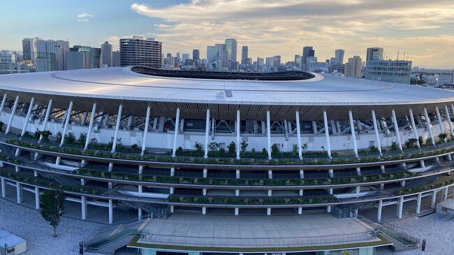 仕事で悶々としていた時に、<br />まだ東京都民割あったらホテルステイしたい!<br />という衝動に駆られていろいろと検索。<br />新国立競技場の前に新しく出来た<br />三井ガーデンホテル神宮外苑の杜プレミアム<br />がとっても素敵。<br />ただ東京都民割は2人からのプランのみ。<br />それでも、泊まりたくてBooking.comで検索。<br />東京都民割よりお得感はないけど<br />朝食付けて13,000円のプランがあり予約。<br /><br />金曜日に有休を取って1泊2日。<br />せっかくなので今まで縁のなかった<br />神宮外苑も少し散策して楽しんできました。