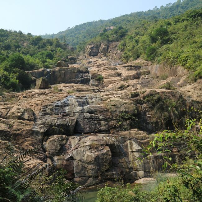 珠海の黄楊山をハイキング｡<br />「珠江門戸第一峰」と呼ばれる標高580メートルの山｡<br />一応，国家AAA級旅遊景区に認定されているものの，人っ子一人歩いていない。<br />反対側の麓にある新しい金台寺の方がメジャーかも｡<br />時期によっては滝も現れるとか｡