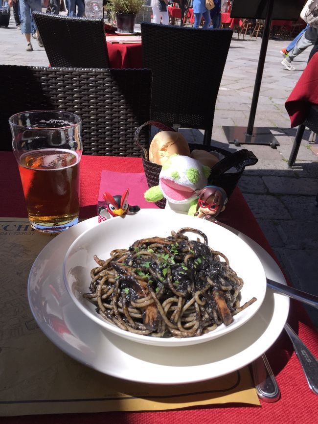 イタリア旅行②ミラノ →ヴェネチア2016/5/24-31<br /> ヴェネチア②日帰り観光<br />5/24 成田→ドーハ ラウンジ<br />5/25 ドーハ→ミラノ <br /> ヴェネチア トリノ切符購入<br />5/26 ミラノ中央駅 8:00-11:20 ヴェネチア<br /> 歩きで観光 船で観光 食事<br /> ヴェネチア 18:40-22:30 ミラノ 中央駅<br />5/27 ミラノ 中央駅10:10-10-50トリノ<br /> ユベントススタジアムツアー見学<br />5/28 ホテル→市場 チェリー チーズ<br /> トリノ11:10-13:30ミラノ 中央駅<br /> ミラノ 中央駅前でアトレチコマドリード の<br /> サポーターが集結 地下鉄で移動<br /> CL決勝 サンシーロスタジアムまで見学<br />5/29 ミラノ 観光<br />5/30 ミラノ 16:50-23:50 ドーハ<br />5/31 ドーハ02:40-18:40 成田<br />
