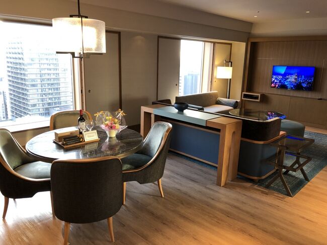 名古屋・栄『Hilton Nagoya』<br /><br /> 『ヒルトン名古屋』宿泊記の続きです。<br /><br />毎年訪れている名古屋。JAL便に搭乗して今年も行ってきました ♪( ´ｰ`)⊃<br />JAL便は「ウルトラ先得」（ご搭乗日の75日前迄）で予約したこともあり、<br />東京から名古屋まで東海道新幹線を利用した場合の料金（普通車指定席：<br />11,300円/名）よりもお得に名古屋に行くことができました (^^♪<br /><br />＜「羽田⇔名古屋」の区間のフライト（往復）＞<br />◇ JL201便 (東京・羽田空港 7:30発 ― 名古屋・中部国際空港 8:30着)<br />◇ JL208便 (名古屋・中部国際空港 21:10発 ― 東京・羽田空港 22:10着)<br />普通席（ウルトラ先得）　9,530円/名 → 往復で計19,060円/名（税込）<br /><br />当初は、一番安いルームカテゴリーのお部屋「ヒルトンルームクイーン<br />（30㎡）」を13,362円（税込み）で予約していたのですが、<br />ヒルトン・オナーズのダイヤモンドメンバーのアップグレード特典で、<br />スイートルームの「エグゼクティブスイートキング（90㎡）」に<br />5ルームカテゴリーも無料アップグレードをしていただきました☆彡<br /><br />本旅行記は『ヒルトン名古屋』のエグゼクティブフロアに位置する<br />「エグゼクティブスイートキング（90㎡）」のルームカテゴリーのお部屋<br />のご紹介です。<br /><br />◇ 『ヒルトン名古屋』（計460室）のルームカテゴリー 〔28階建て〕<br /><br />＜Hilton（ヒルトンルーム）＞〔9～17F〕<br />○ ヒルトンルームクイーン（30㎡）←当初予約したお部屋<br />○ ヒルトンルームツイン（30㎡）<br /><br />＜Deluxe（デラックスルーム）＞〔18～21F〕<br />○ デラックスルームキング（30㎡）<br />○ デラックスルームクイーン（30㎡）<br />○ ダブルベッドファミリーデラックス（30㎡）<br /><br />＜Executive（エグゼクティブルーム）＞〔22～23F〕<br />○ エグゼクティブルームキング（30㎡）<br />○ エグゼクティブルームツイン（30㎡）<br /><br />＜Premium（プレミアムエグゼクティブルーム）＞〔24～27F〕<br />○ プレミアムエグゼクティブルームキング（30㎡）<br />○ プレミアムエグゼクティブルームツイン（30㎡）<br /><br />＜Suite（スイートルーム）＞<br />○ 和室スイート（60㎡）〔計6室／1011号室, 1019号室, 1111号室, <br />　 1119号室, 1211号室, 1219号室〕<br />○ エグゼクティブスイートキング（90㎡）←実際にアサインされたお部屋<br />　〔計6室／1903号室, 2003号室, 2103号室, 2203号室, 2303号室, <br />　 2403号室〕<br />○ エグゼクティブデラックススイートキング（150㎡）<br />　〔計2室／2519号室, 2619号室〕