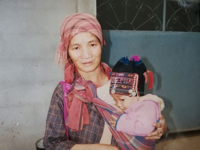 前回の旅行記「カンボジア子連れ旅」の1年前、1999年1月に北タイを訪れました。<br />20年以上前の写真をスマホで撮ったため見づらいし、曖昧なことも多く、スミマセン…。<br />また以前に作ったタイの子ども達をまとめた旅行記と、写真がダブる部分もあります。<br /><br />事前に子ども達に伝えた事は<br />「今回の旅からは、お父さんもお母さんも、君達の荷物は持たないよ。着替えや身の回りの物は、自分で持ってね。」<br />自分達のスキー用リュックに、荷物を詰め込み、背負って旅へ。<br />子ども達のバックパッカー・デビュー旅(^^♪<br /><br />きっと日本では見られない風景や光景が広がるよ。<br />いろんなことを体験し、心で旅を感じてほしいと願う(*^-^*)<br />結局は自分達が訪れたい所へ、子ども達を連れまわすだけなのです(苦笑)