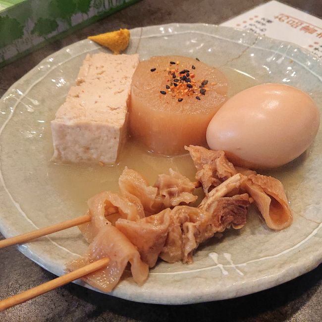 神鍋は“かんなべ”と読み、関西のスキーのメッカとして知られる兵庫県の高原。<br />4トラベルでお知り合いになった方とのやり取りで神鍋高原の話が出ると久しぶりに行きたくなった。<br /><br />京都から山陰本線で出向くのも風情があってよいのだけれど、神戸の友に連絡を取ると、ならば蘇武岳を攻めてみようじゃないか、床瀬か出石で蕎麦を食べるのも悪くない、アイツも誘おう、車出すよ。<br />と話がとんとん拍子にまとまる。<br /><br />天気も微妙だし、大阪に用事もあることだしと、大阪で一泊、神鍋で一泊、再度大阪で一泊、という予定を立てる。<br /><br />神鍋高原へ向かう際の集合は早朝の神戸なので初日は大阪、福島の温泉施設のあるホテル阪神大阪に宿を取り、宿題である行列の絶えない福島のおでん屋花くじらのおでんをテイクアウトし、冷たいビールと共に部屋で楽しもうという魂胆。<br /><br />花くじらは福島で人気のおでん店でかねてから一度行ってみたかったが、いつ行っても人が並んでおり入店できた試しがない。<br />今回は、時期が時期だけにテイクアウトしようと目論む。<br /><br /><br />この旅行記は、蘇武岳に登る前の大阪での1泊目と登山を終えて大阪へ戻った3泊目の大阪の様子です。<br /><br />蘇武岳登山と神鍋の様子は、<br />大阪の夏のおでんと神鍋高原 植村直己が愛した蘇武岳に遊んだ3泊4日 神鍋編<br />https://4travel.jp/travelogue/11644584<br />にて。<br />