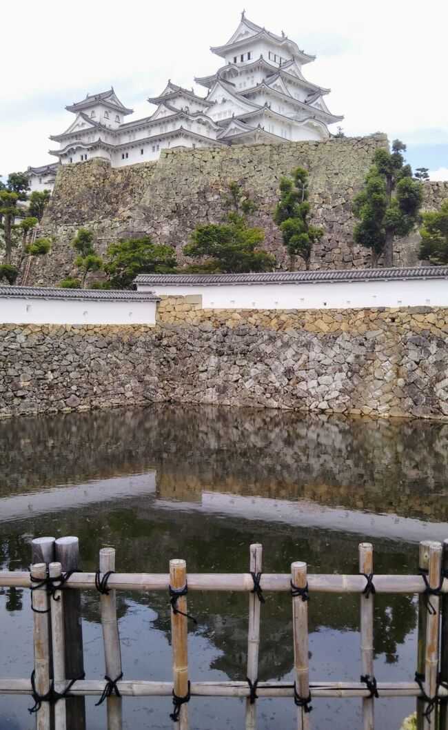子どもの頃から日本の戦国末期~江戸期の近世城郭に興味を惹かれた。お城のプラモデルをニ、三個作った記憶もある。その一つは松本城だったかな。<br />しかし城郭に関する大人向けの本をほとんど読むことなく成人した。大学生になってからは鉄道で全国を旅するようになり、機会があれば城跡を訪れた。<br />いつかちゃんと訪れたいと思っていた憧れの姫路城。昭和、平成と大規模な修復が行われており、なかなかタイミングが合わなかった。<br />この夏、チャンスが到来。徳島県にある大塚国際美術館へ行く途中、姫路市内で宿泊しのんびりゆっくり姫路城を訪れることにした。<br />(2020.09.06旅行記の作成開始)