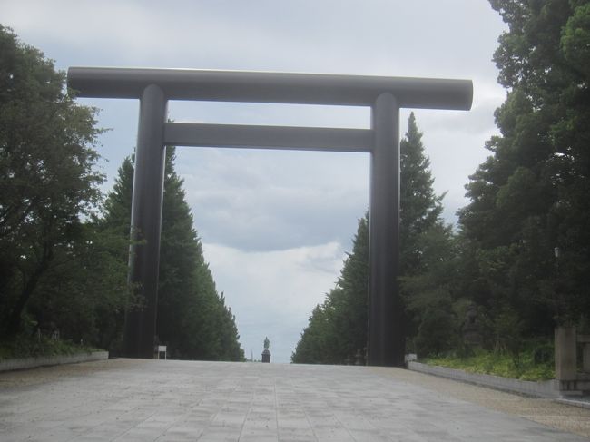 この日はちょっと天気がよろしくありませんでしたが､おでかけのついでに靖国神社を参拝しました<br /><br />【表紙の写真】靖国神社第一鳥居