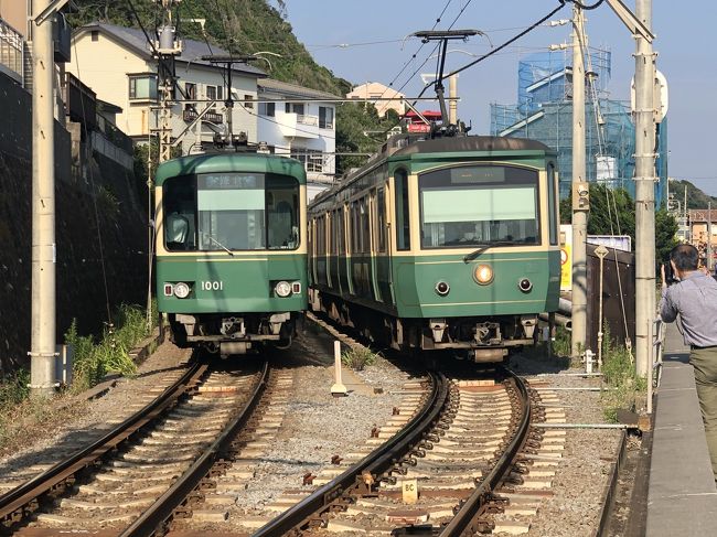 緊急事態宣言が解除された週末、鎌倉駅から由比ガ浜、七里ガ浜を経て江ノ島まで散策した。まず小動神社に立ち寄った。空海が開いた真言宗の寺院で、新田義貞が鎌倉攻めの途中に小動神社に納めた剣を浄泉寺が保存していたという。昭和30年に国道134号線が建設された時に現在の位置に移築されている。<br /><br />続いて江の島大橋を渡って赤い鳥居をくぐり、瑞心門をくぐって江島神社辺津宮を訪れた。階段を5分ほど登ると江島神社中津宮の社殿に入る。朱色の社殿が印象的だ。更に5分ほど登ると江島神社奥津宮に到着する。島内にある辺津宮・中津宮・奥津宮の三社を総称して江島神社と呼び、それぞれの宮には守護神である女神が祀られている。交通安全、豊魚、豊作の他、幸福、財宝を招き、芸道上達の神様として多くの人が訪れる神社だ。<br /><br />更に江ノ島から鎌倉駅に戻る途中、満福寺に立ち寄った。満福寺は真言宗大覚寺派の寺院、744年に行基が開山したという由緒ある寺だ。江ノ島電鉄の腰越駅を降りて海岸側に約250メートル歩いたところにある。寺の入り口に江ノ電の踏切がある。1185年5月、源義経が兄頼朝の怒りを買い、鎌倉入りを許されず腰越の地に留められた際に、頼朝に心情を訴える腰越状を書いた寺である。寺には義経が口述し弁慶がしたためている印象的な石像が目を引く。境内には弁慶の腰掛け石や手玉石など、義経・弁慶ゆかりの品々が多数展示されている。<br /><br />さて鎌倉駅から江ノ島への散策には江ノ電が欠かせない。藤沢に本社を持つ単独の会社であり、小田急電鉄の連結子会社である。鎌倉から終点の藤沢まで330円、総延長約10㎞の短い路線の中に長谷寺、大仏、江ノ島などの観光地があり、週末は大混雑だ。江ノ電に乗るのに観光客の長蛇の列ができるため、沿線の鎌倉市民は優先的に乗車できるという前例のない制度が導入されたと聞く。ユニークな2両連結の車両が通常4両編成で走っており、乗るのも見るのも楽しい。