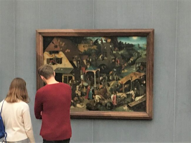 3日目の午後<br />ベルリンの絵画館でブリューゲル(父)の2枚の絵を鑑賞しました♪<br /><br />「二匹の猿」は、制作過程も展示されていて興味深かったです。<br /><br />「ネーデルラントの諺(ことわざ)」(タイトル写真)は、実物をとても楽しみにしていたので、諺を1つずつワクワクしながら確認していたら、あっという間に時間が経ってしまいました。<br />この旅行記では85個の諺を確認していきます。<br /><br />なお、85個の諺は以下のイベントで配布された資料を参考にしました。<br />◆没後450周年記念イベント!巨大スクリーン映像『見たことがないブリューゲル』を六本木ヒルズで見てきました!<br />https://4travel.jp/travelogue/11542362<br /><br />ブリューゲル(父)を好きになったきっかけは、トラベラーのnorio2boさんの旅行記『ブリューゲルをたずねる旅』のシリーズです。<br />旅行記を拝見して、ブリューゲル(父)の細かい描写が素晴らしいと思い、そしてnorio2boさんがブリューゲル(父)の絵を見るために海外を旅されていらっしゃる事も素敵だと思いました。<br /><br />norio2boさんは4トラのコミュニティ『ブリューゲル大好き』の管理人もなさっていて、現在は総集編をご作成中です。<br />◆ブリューゲルをたずねる旅~総集編第1部<br />https://4travel.jp/travelogue/11609121<br /><br />それでは3日目午後のブリューゲル鑑賞、少し説明が長い旅行記になりますが、ご一緒におつきあいください(^^)<br /><br /><br /><この旅行について><br />毎年9月に開催されるベルリンマラソン。<br />ついでにどこへ行くかルートを考えるのが毎年の楽しみ♪<br />今回、前半ドイツ・フィンランドは夫と一緒に、<br />そして後半ポルトガル・スペイン・ロシアはひとり旅。<br />JGC会員なので移動はワンワールド系航空会社とドイツ国鉄で計画。<br />ホテルはマリオットプラチナチャレンジを兼ねて予約しました。<br /><br />旅全体を通して、2つのテーマ「飛行機」と「ホテル」に特化した旅行記を作成しています。よろしければご覧ください☆彡<br /><br /> ◆【2019年秋ベルリンマラソン&ヨーロッパ5カ国14日間!航空券合計9.3万円でワンワールド系8つのラウンジ&8つの搭乗記】<br /> https://4travel.jp/travelogue/11560761<br /><br /> ◆【2019年秋ベルリンマラソン&ヨーロッパ5カ国14日間!マリオットプラチナチャレンジを兼ねた7つのホテル12泊滞在記!】<br /> https://4travel.jp/travelogue/11571548<br /><br /><br />☆☆旅程☆☆ <br />【前半:夫婦旅】<br />9/26(木)NRT11:25→FRA16:30 JL407 PYクラス特典航空券<br /> フランクフルト泊<br /> ◆【Day1 フランクフルト*マリオットプラチナチャレンジ「THE PURE」宿泊!】 https://4travel.jp/travelogue/11567842<br /><br />9/27(金)世界遺産「ライン渓谷中流上部」 フランクフルト泊<br /> ◆【Day2-1世界遺産:ライン渓谷中流上部☆ワイン酒場が立ち並ぶリューデスハイム♪】 https://4travel.jp/travelogue/11578123<br /> <br /> ◆【Day2-2世界遺産:ライン渓谷中流上部☆ライン川の渡し船&バッハラッハ!】 https://4travel.jp/travelogue/11642448<br /><br />9/28(土)Frankfurt(Main) Hbf → Berlin Hbf ICE1等車 ベルリン泊<br /> ◆【Day3-1ベルリンへ移動☆ICE1等チケットなのにDBラウンジに入れない!?】 https://4travel.jp/travelogue/11642447<br /><br />9/29(日)ベルリンマラソン ベルリン泊<br /><br />9/30(月)TXL9:35→HEL12:25 AY1432 ヘルシンキ泊<br /><br />【後半:ひとり旅】<br />10/1(火)HEL16:50→MAD20:15 AY1661 マドリード泊<br /><br />10/2(水)MAD11:25→LIS11:50 IB3110 リスボン泊<br /><br />10/3(木)世界遺産「シントラの文化的景観」<br /> &ユーラシア大陸最西端のロカ岬 リスボン泊<br /><br />10/4(金)世界遺産「リスボンのジェロニモス修道院とベレンの塔」<br /> LIS16:45→MAD19:10 IB3103 <br /> フラメンコ マドリード泊<br /><br />10/5(土)MAD10:20→HEL15:30 AY1662<br /> HEL17:40→SVO19:20 AY0713 モスクワ泊<br /><br />10/6(日)ボリショイバレエ「イワン雷帝」 モスクワ泊<br /><br />10/7(月)モスクワ泊<br /><br />10/8(火)世界遺産「モスクワのクレムリンと赤の広場」<br /> DME17:15→<br />10/9(水)NRT8:35 JL422 Yクラス特典航空券<br /> ※Cクラスにアップグレード♪ 帰国<br /><br /><旅行中のレート><br />JCBカード 1ユーロ 119.318ー119.864円<br />MASTERカード 1ユーロ 120-121.356円<br /><br />依然として世界の新型コロナ感染拡大が止まりません。<br />2020年秋に予定していた欧州と北米をまたぐ世界一周ビジネスクラス旅行は中止せざるを得ませんでした。<br />一日も早く安全に旅行ができる日が来ることを祈りつつ、引き続き感染予防を徹底して過ごしていきたいと思います。