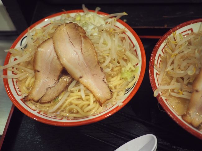 ２０１９年９月１６日、１５日に実家で不味い蕎麦を食べたので、今日は気を取り直して、イオンモール幕張新都心に行きました。でも結局、麺屋心に。まあ、久々の二郎系か。消費税前で７００円でしたね。消費税増税後も７００円でしたが、コロナ渦には勝てず。二郎系とつけ麺の店になりましたね。この時はまだ、美味しかった頃のライトな二郎系です。良い店だったのに。